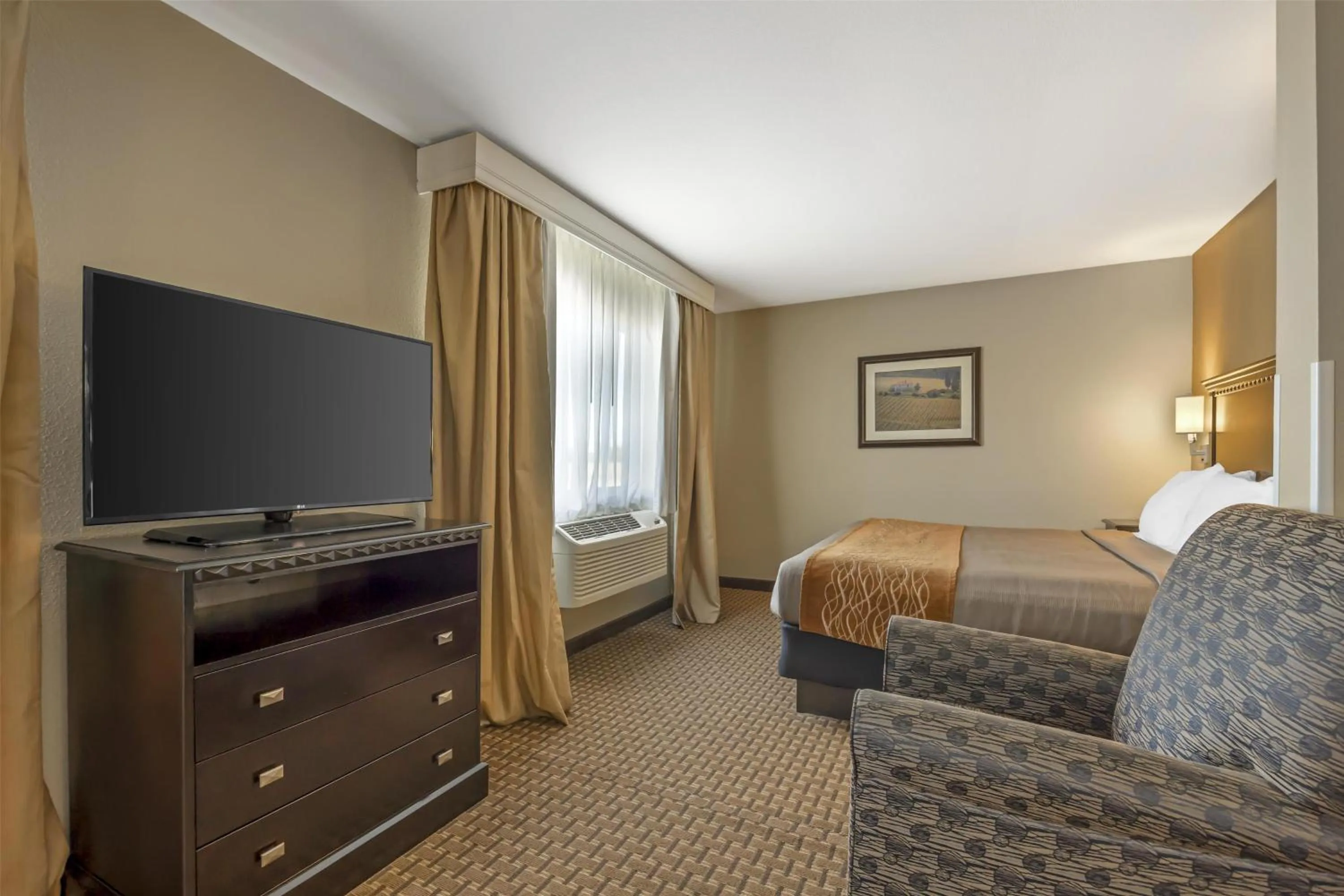 Photo of the whole room, Bed in Best Western Plus Vintage Valley Inn