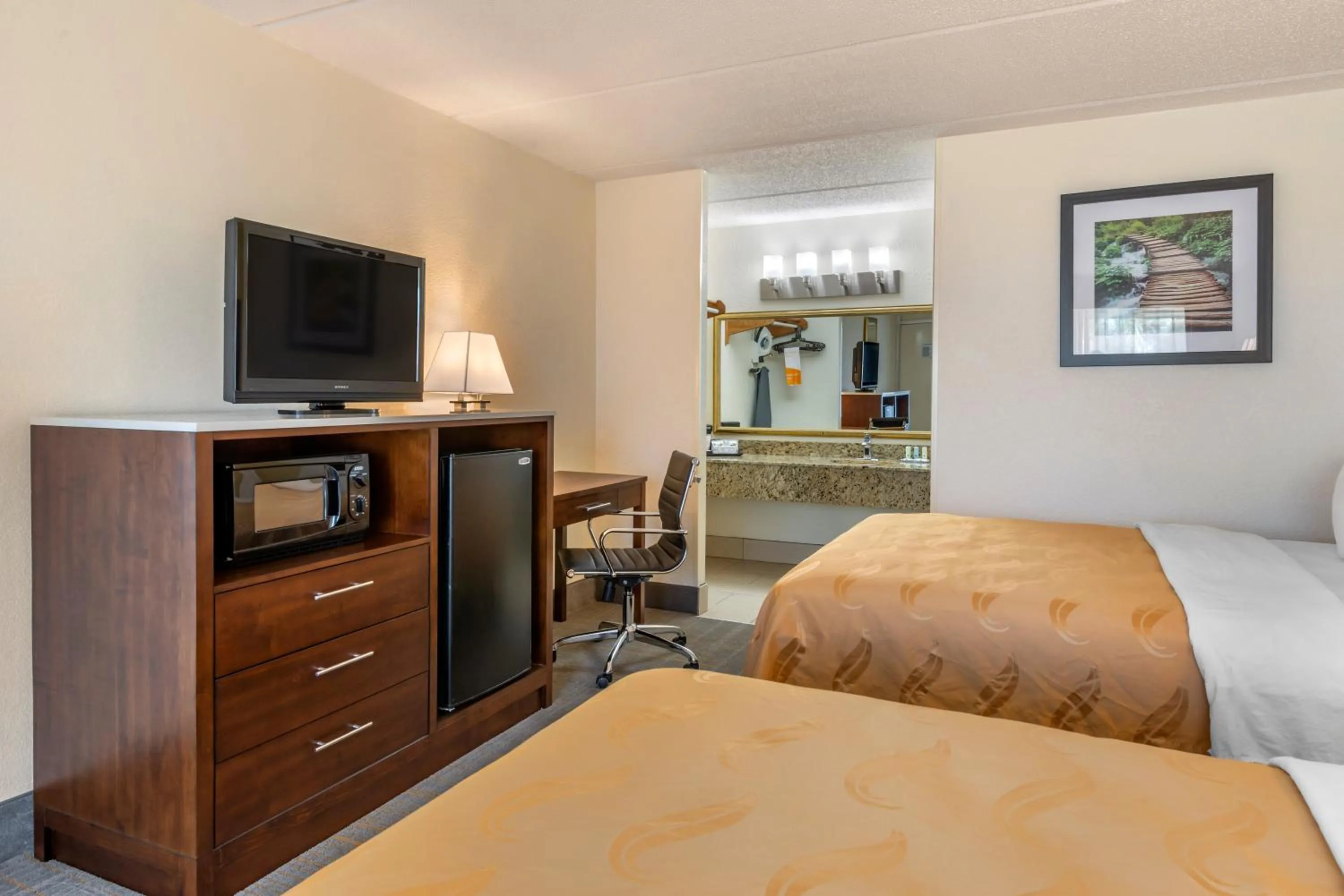 Bed in Quality Inn and Suites Palatka Riverfront