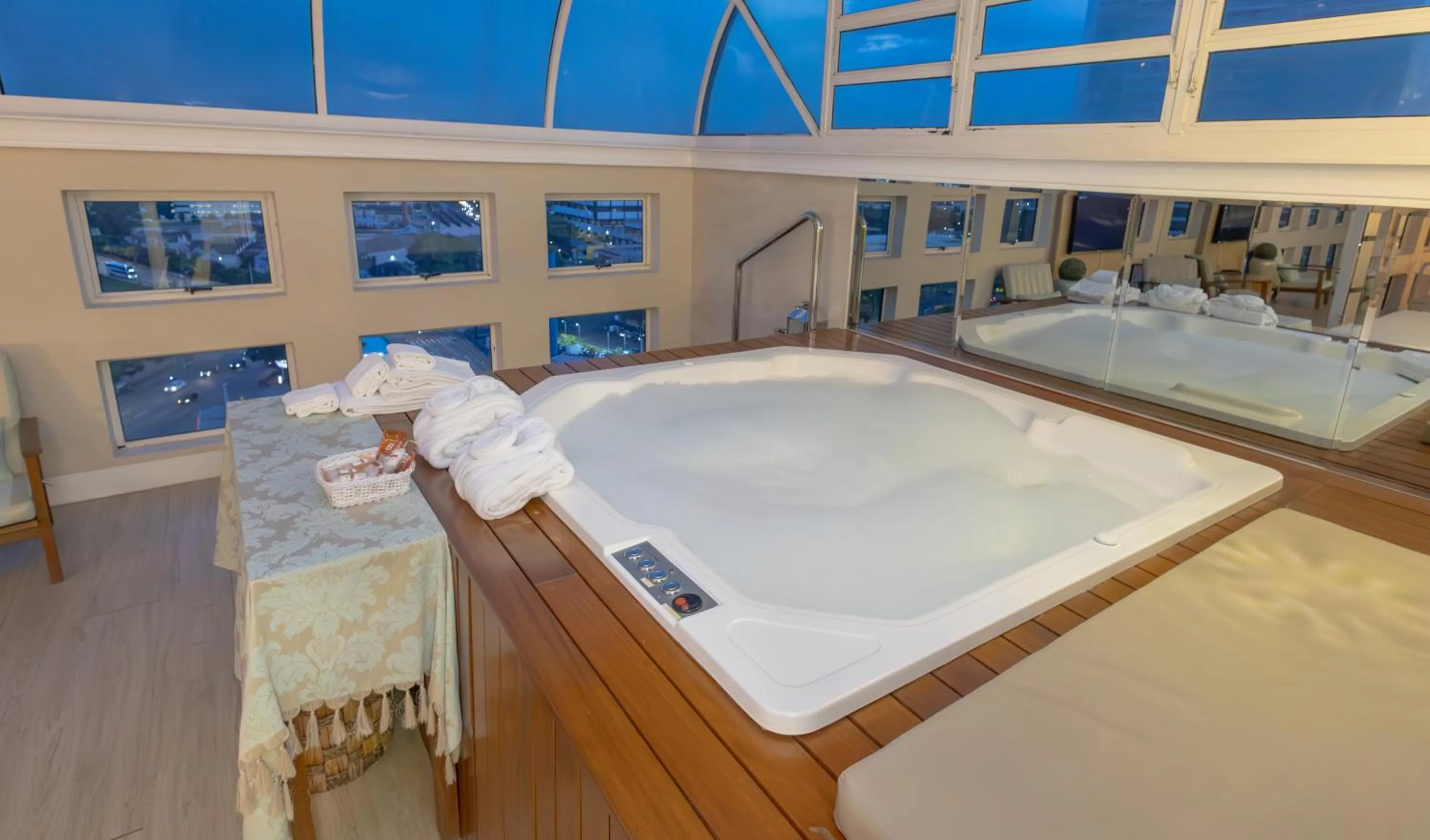 Photo of the whole room, Bed in Lizon Curitiba Hotel