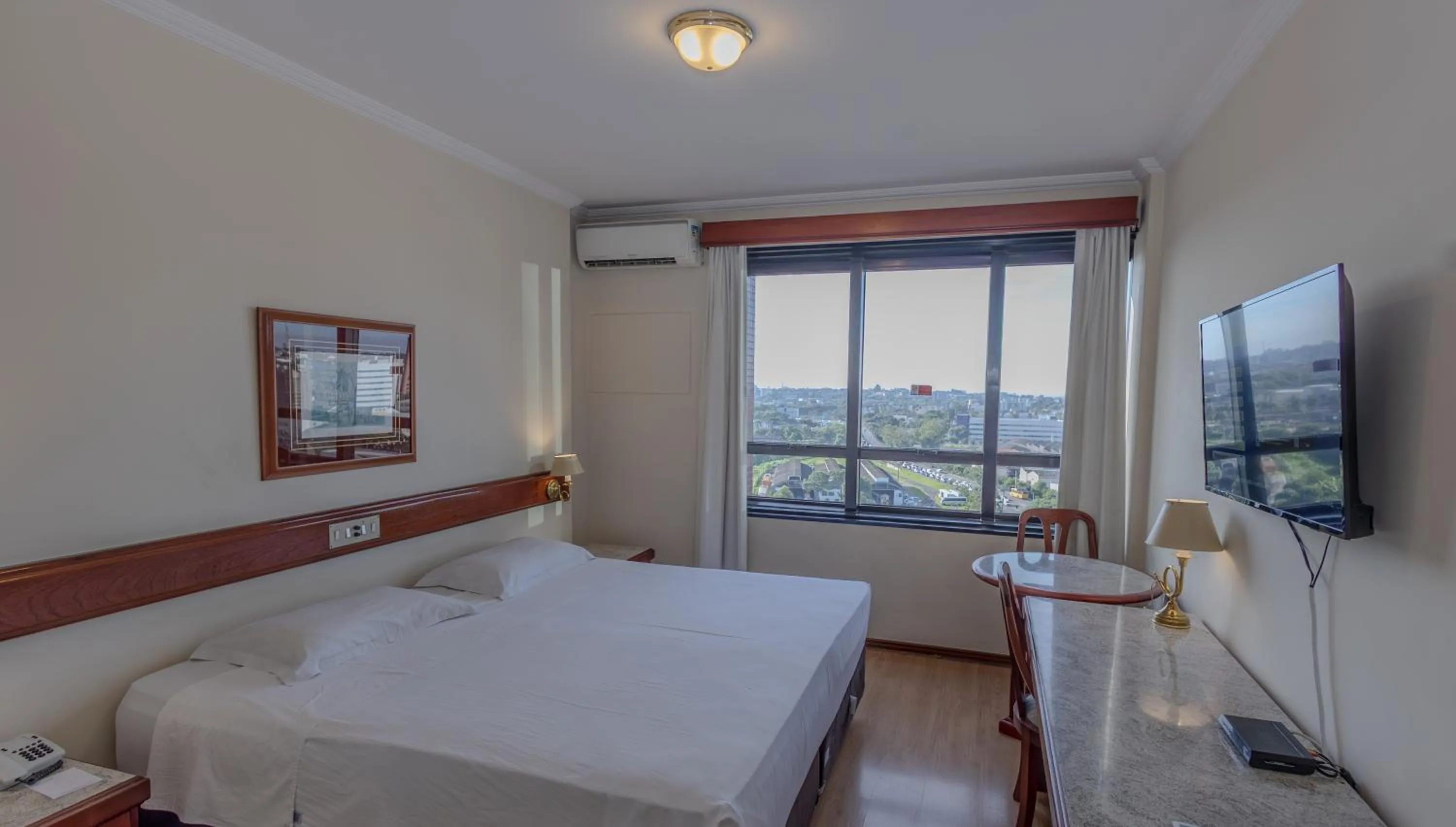 Photo of the whole room, Bed in Lizon Curitiba Hotel