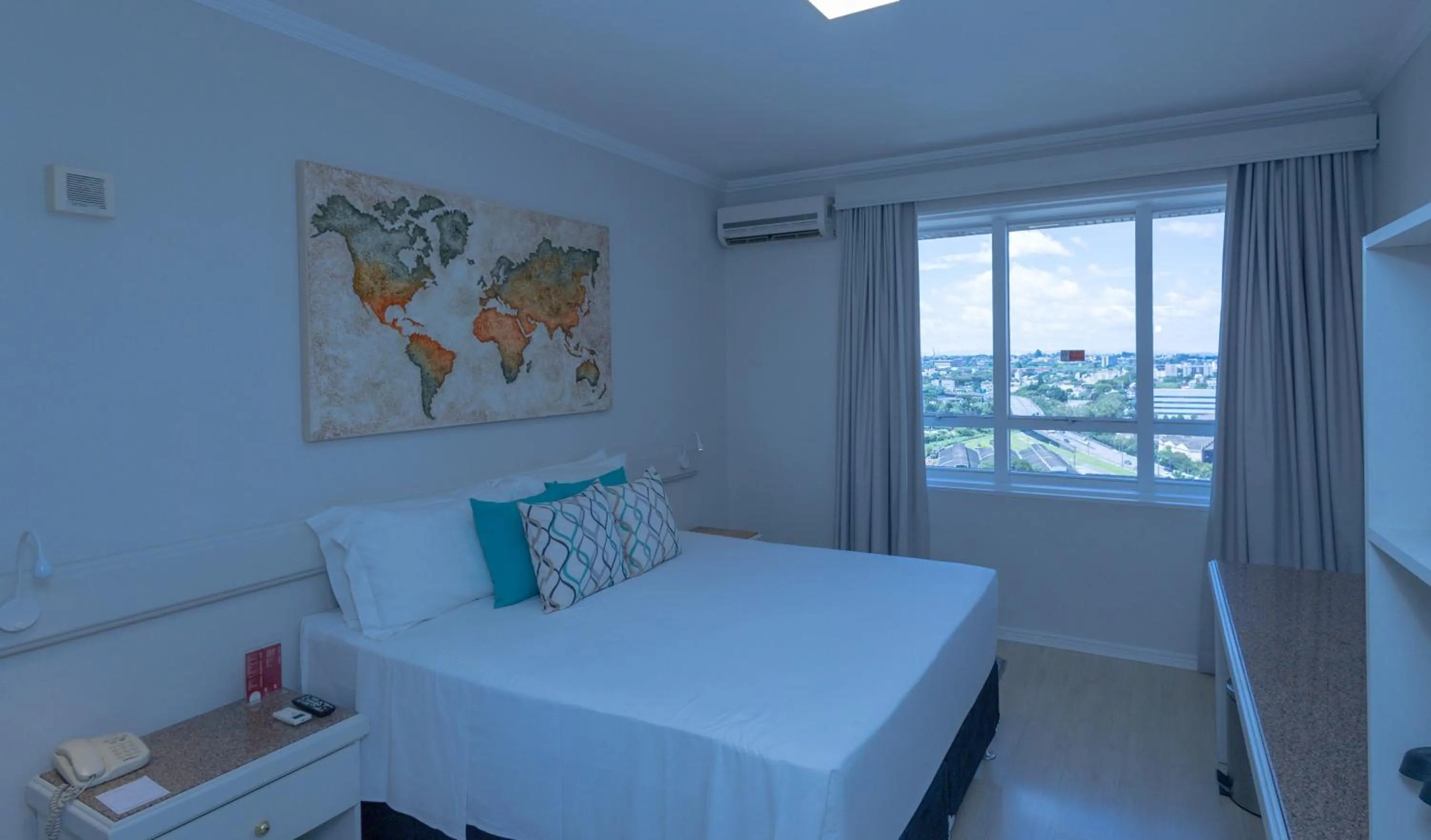 Photo of the whole room, Bed in Lizon Curitiba Hotel