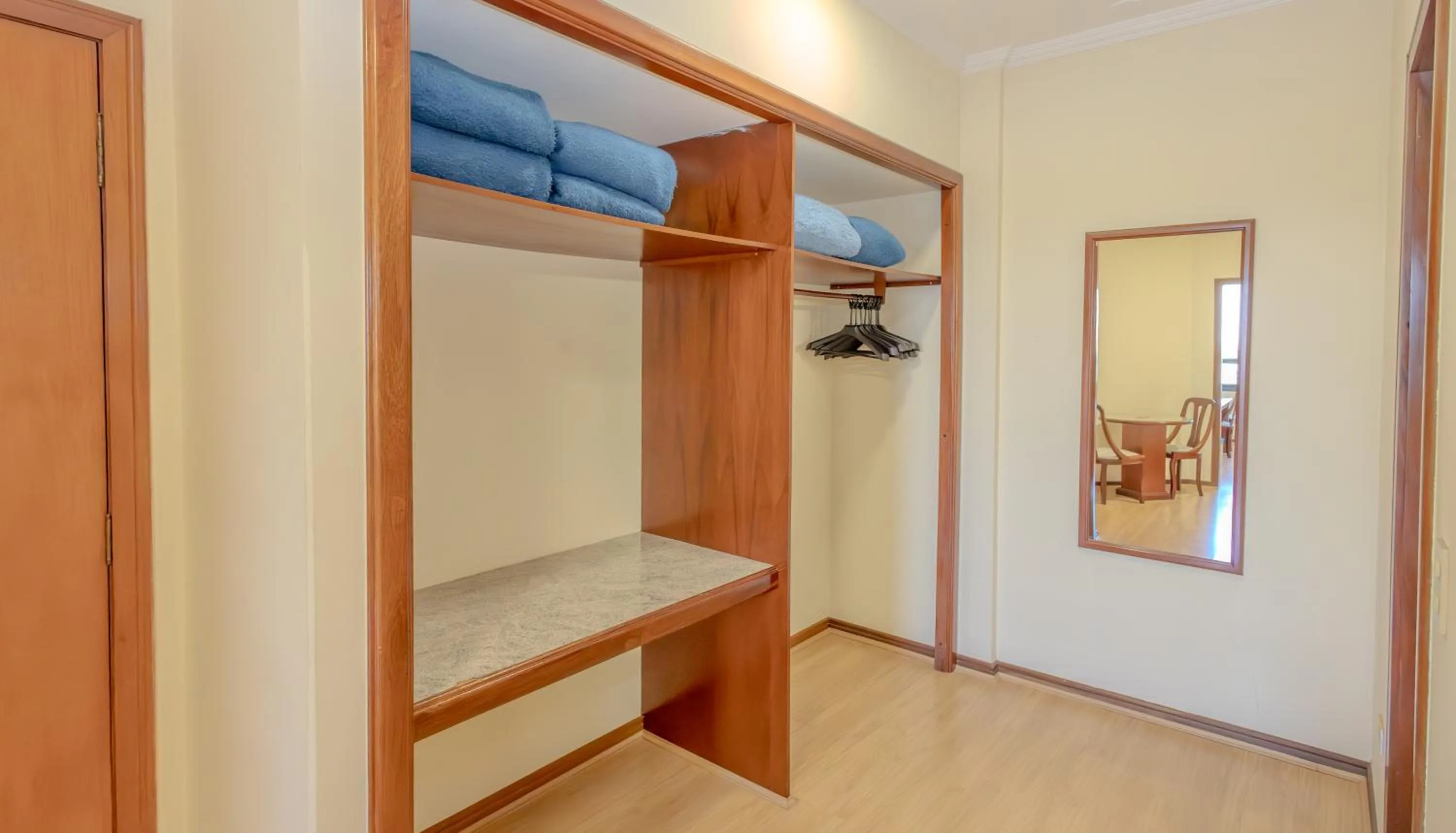 wardrobe, Bed in Lizon Curitiba Hotel