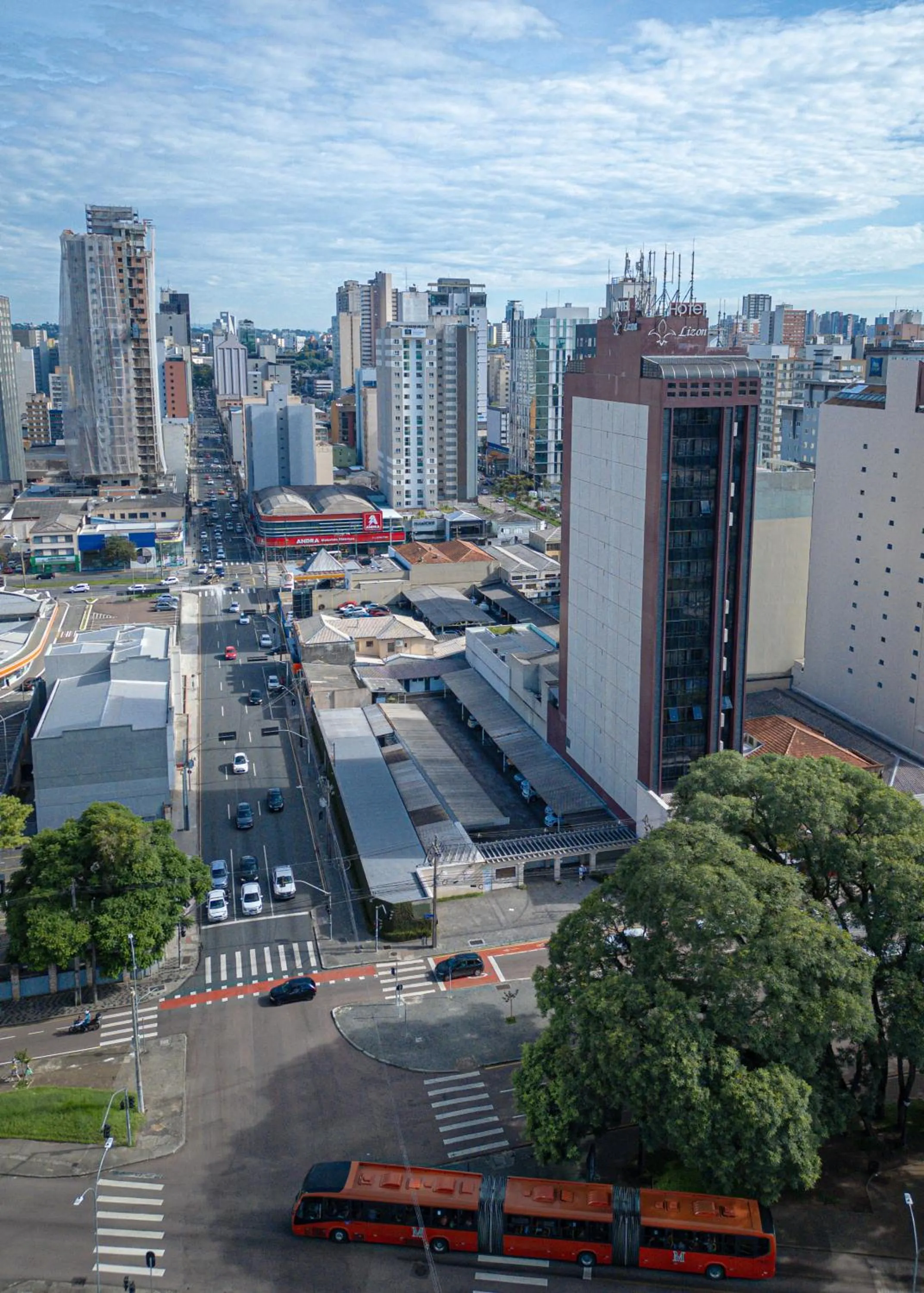 Property building in Lizon Curitiba Hotel