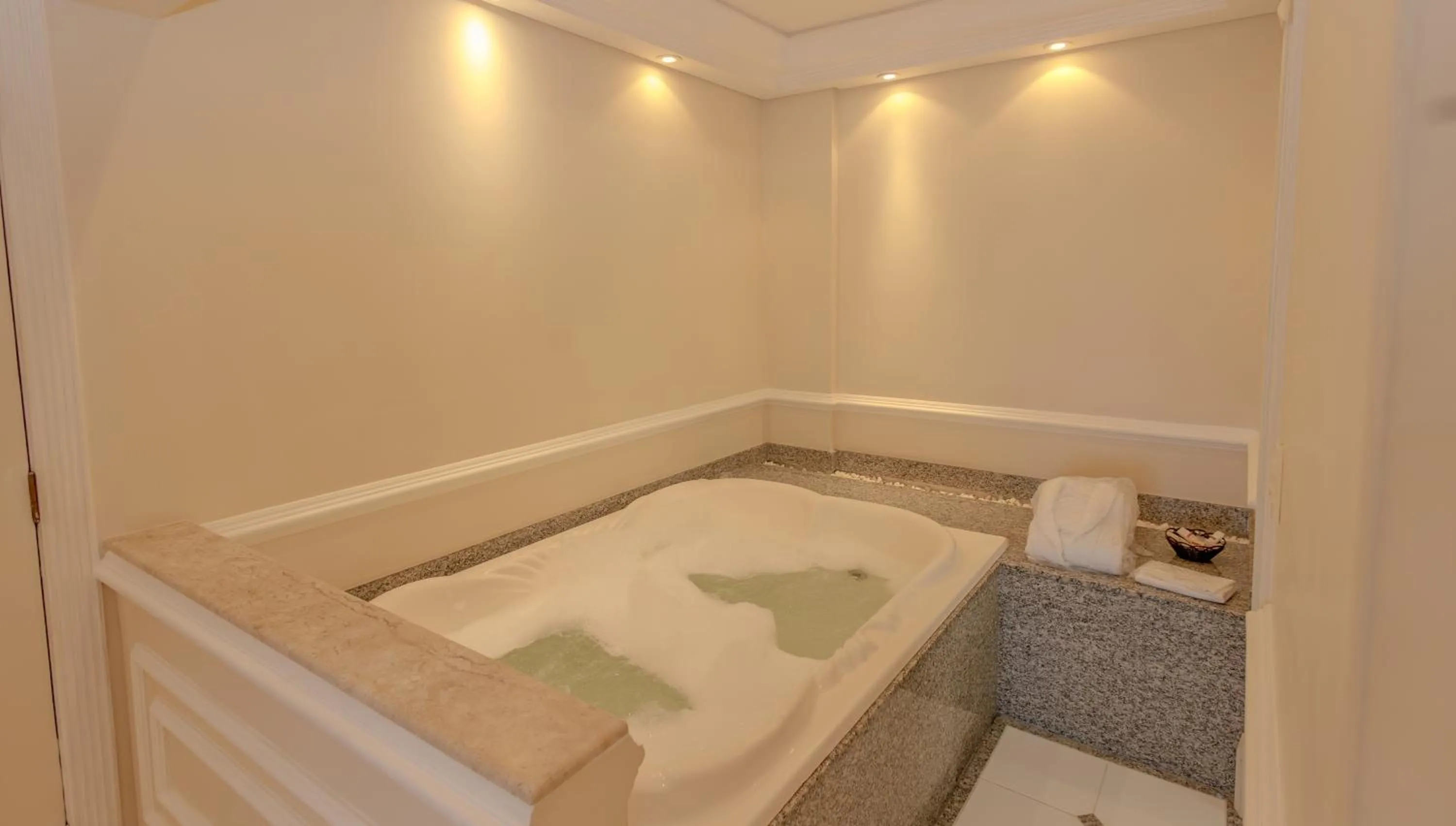 Bath in Lizon Curitiba Hotel