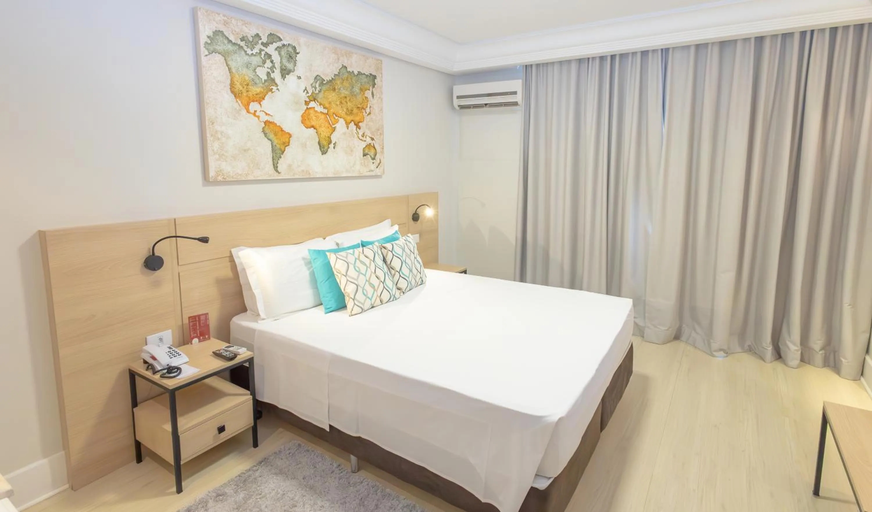 Photo of the whole room, Bed in Lizon Curitiba Hotel