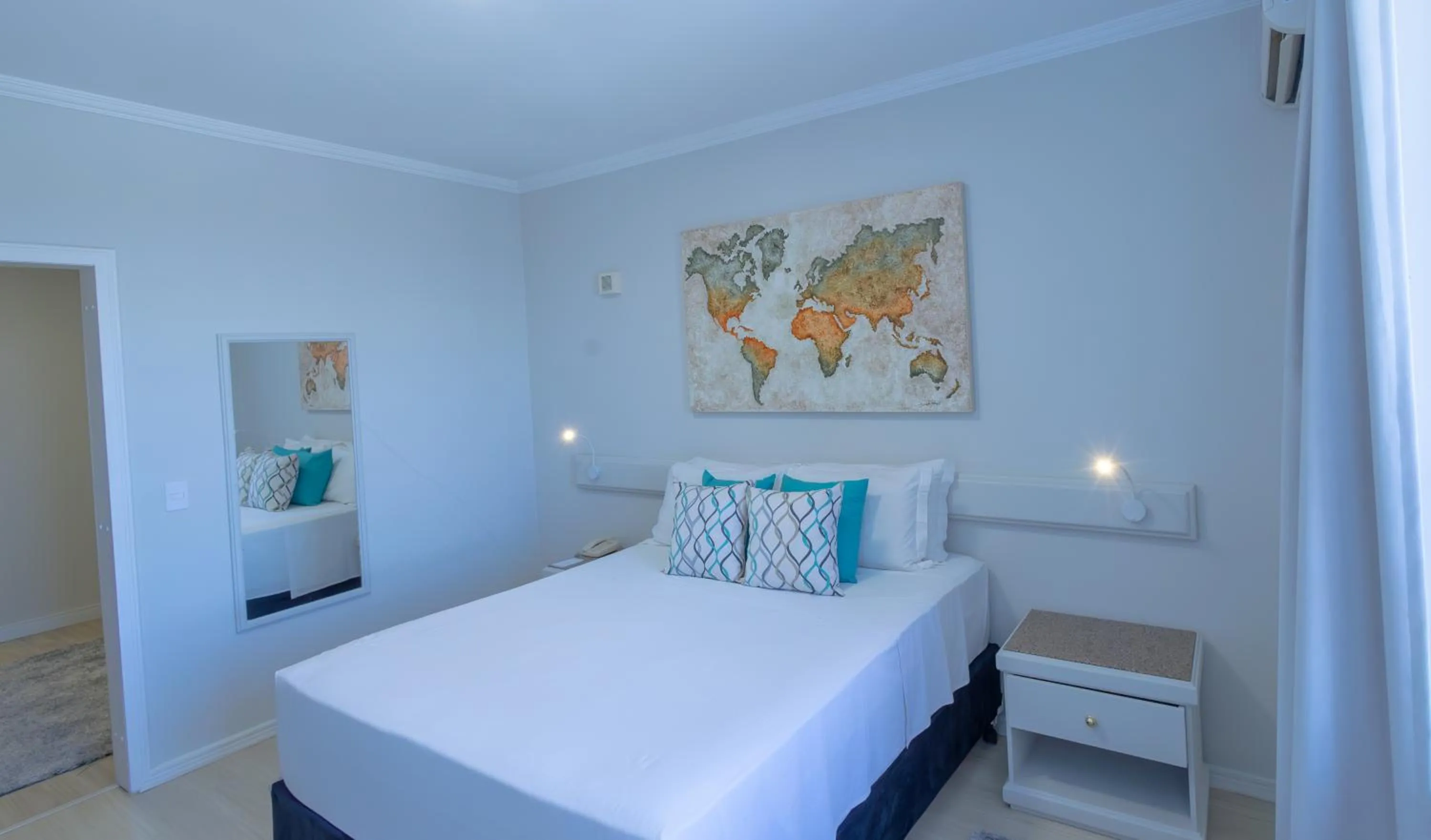 Photo of the whole room, Bed in Lizon Curitiba Hotel