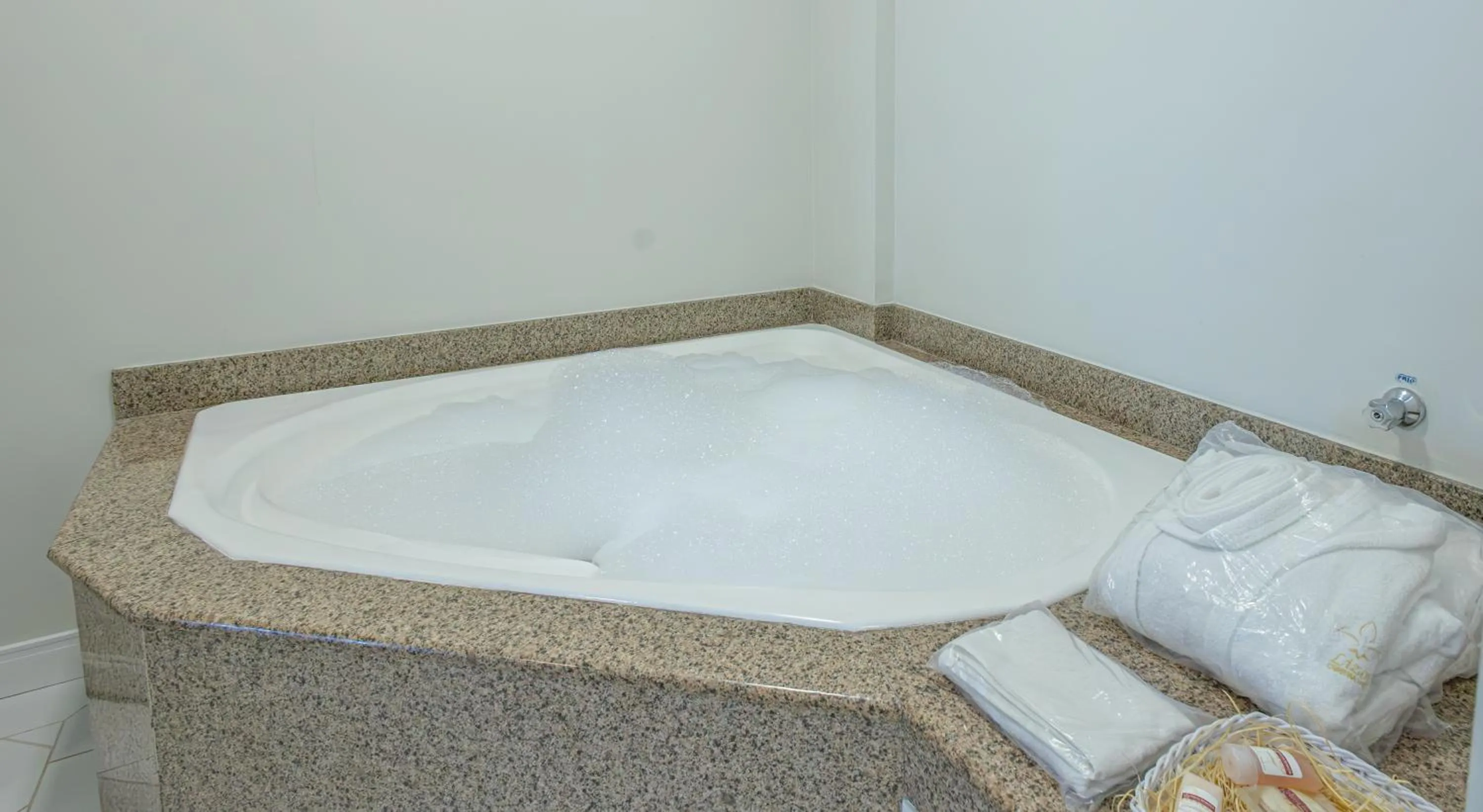 Hot Tub in Lizon Curitiba Hotel