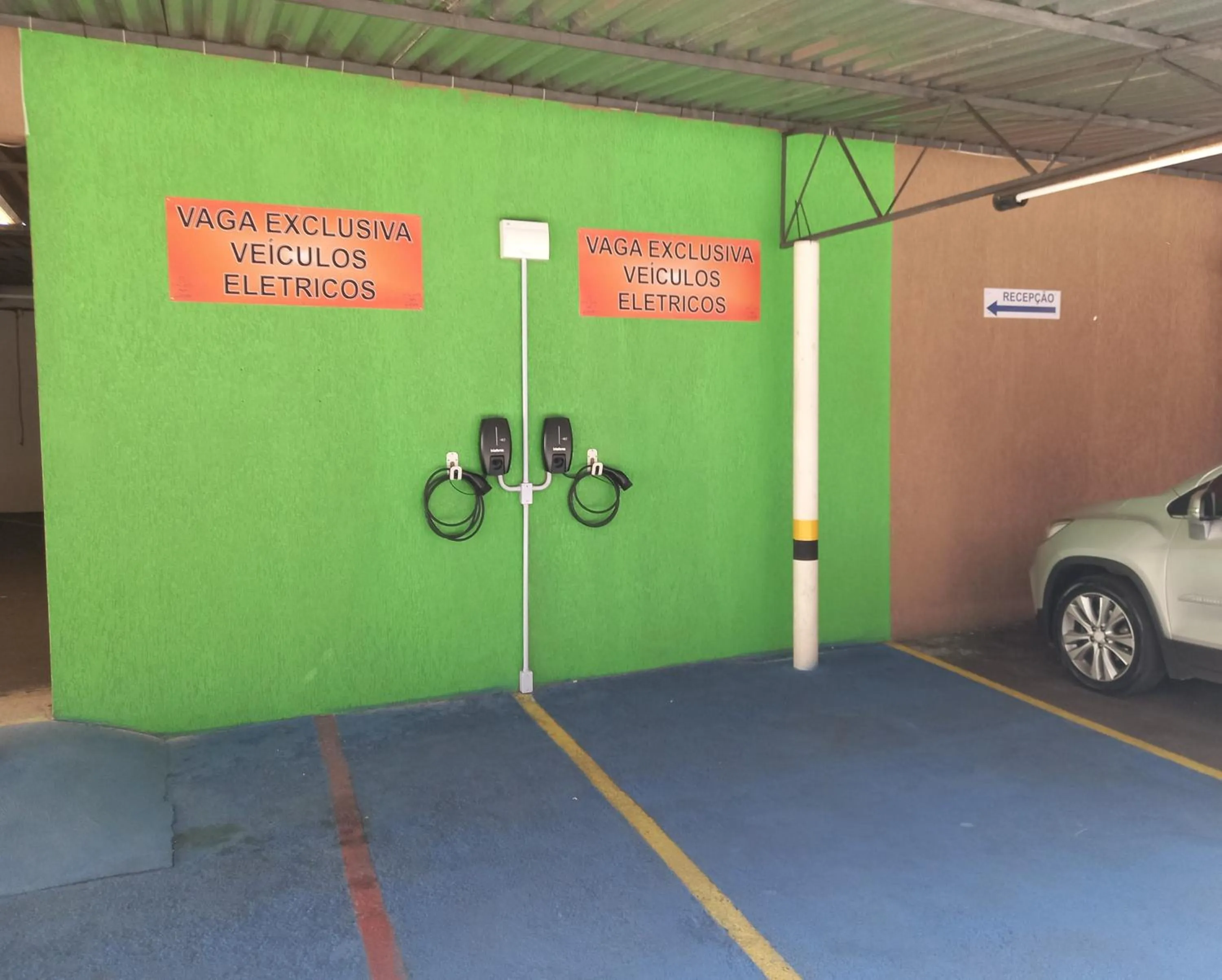 Parking in Lizon Curitiba Hotel