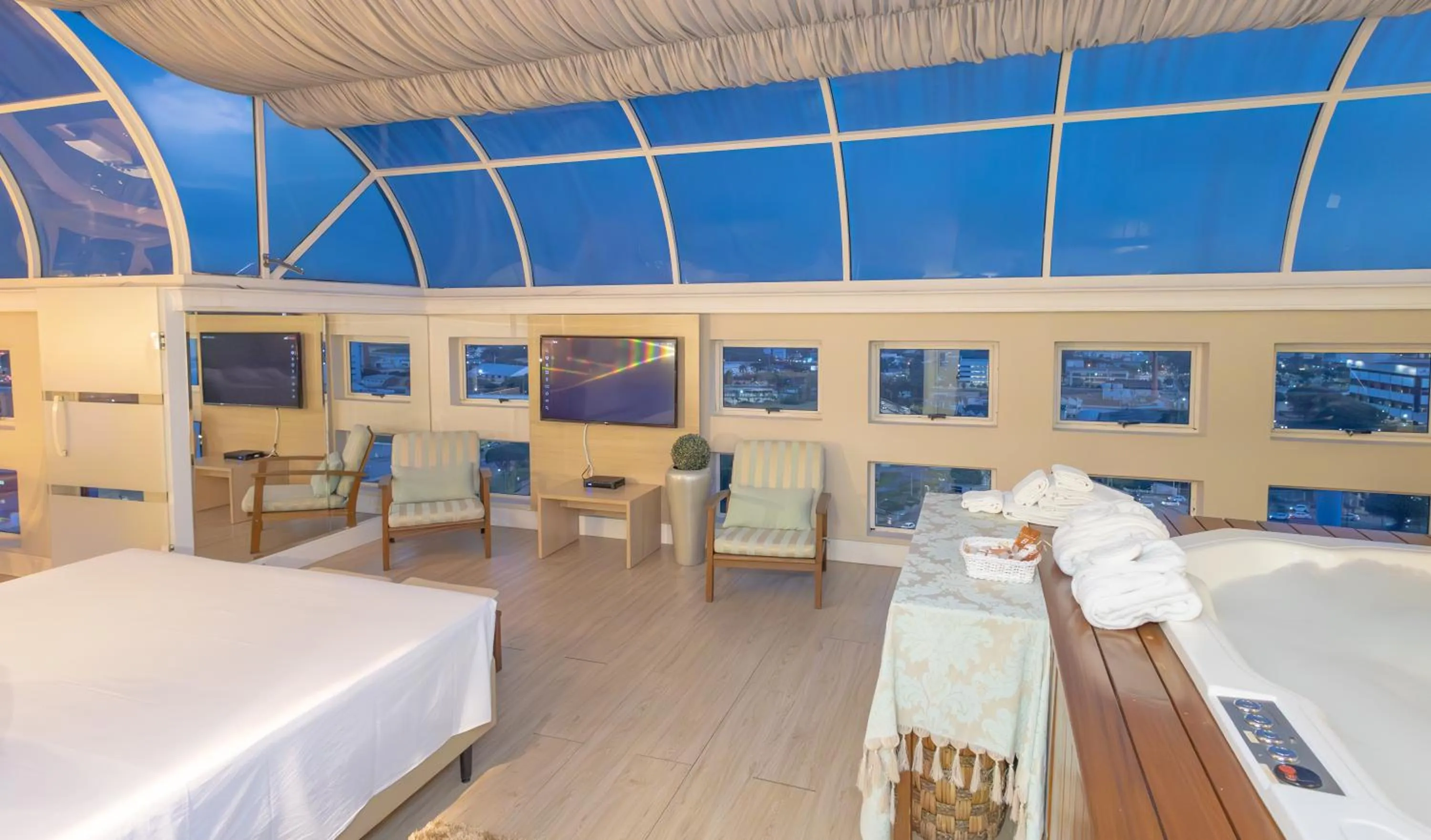 Photo of the whole room, Bed in Lizon Curitiba Hotel