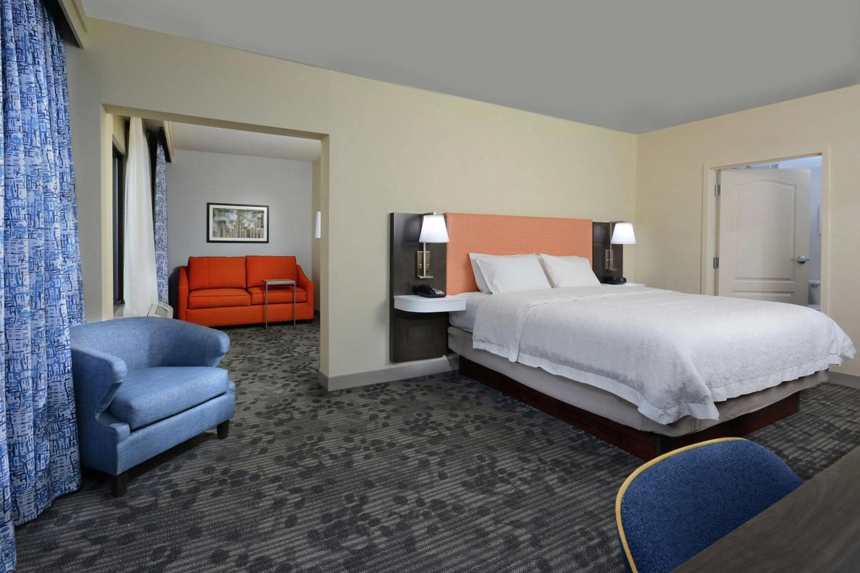 Living room, Bed in Hampton Inn & Suites Greenville/Spartanburg I-85