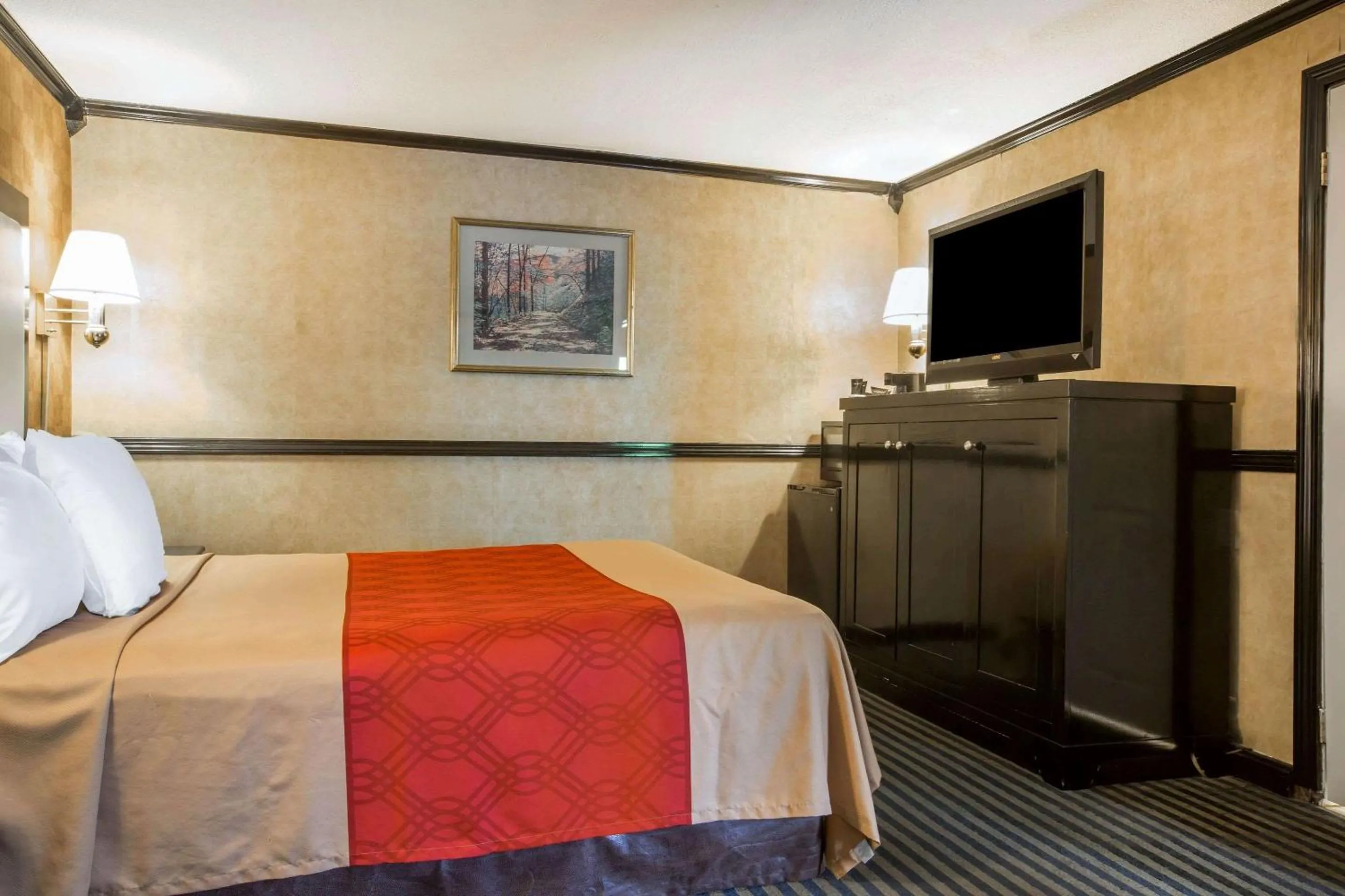 Photo of the whole room, TV/Entertainment Center in Econo Lodge Montpelier I-89