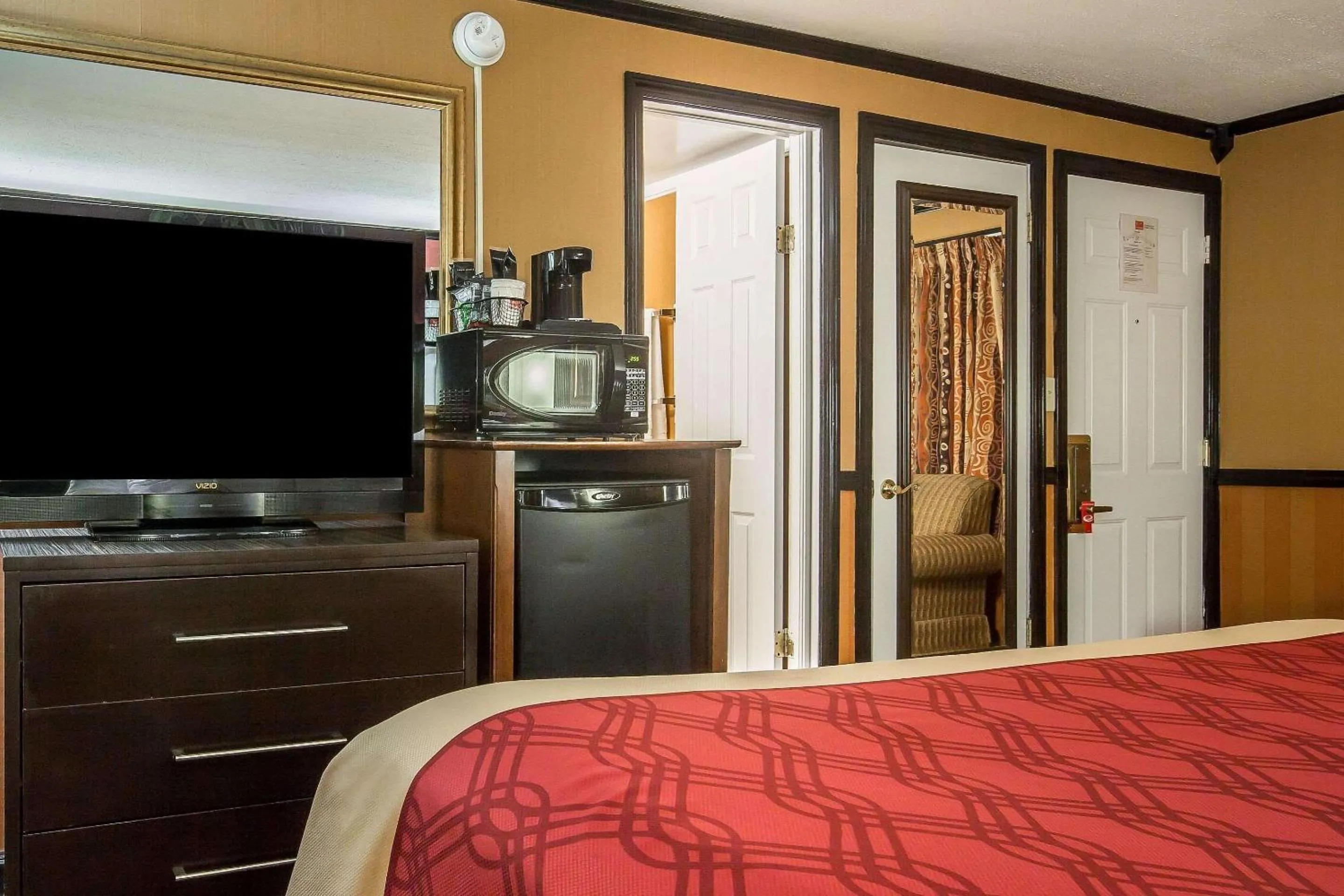 Photo of the whole room, TV/Entertainment Center in Econo Lodge Montpelier I-89