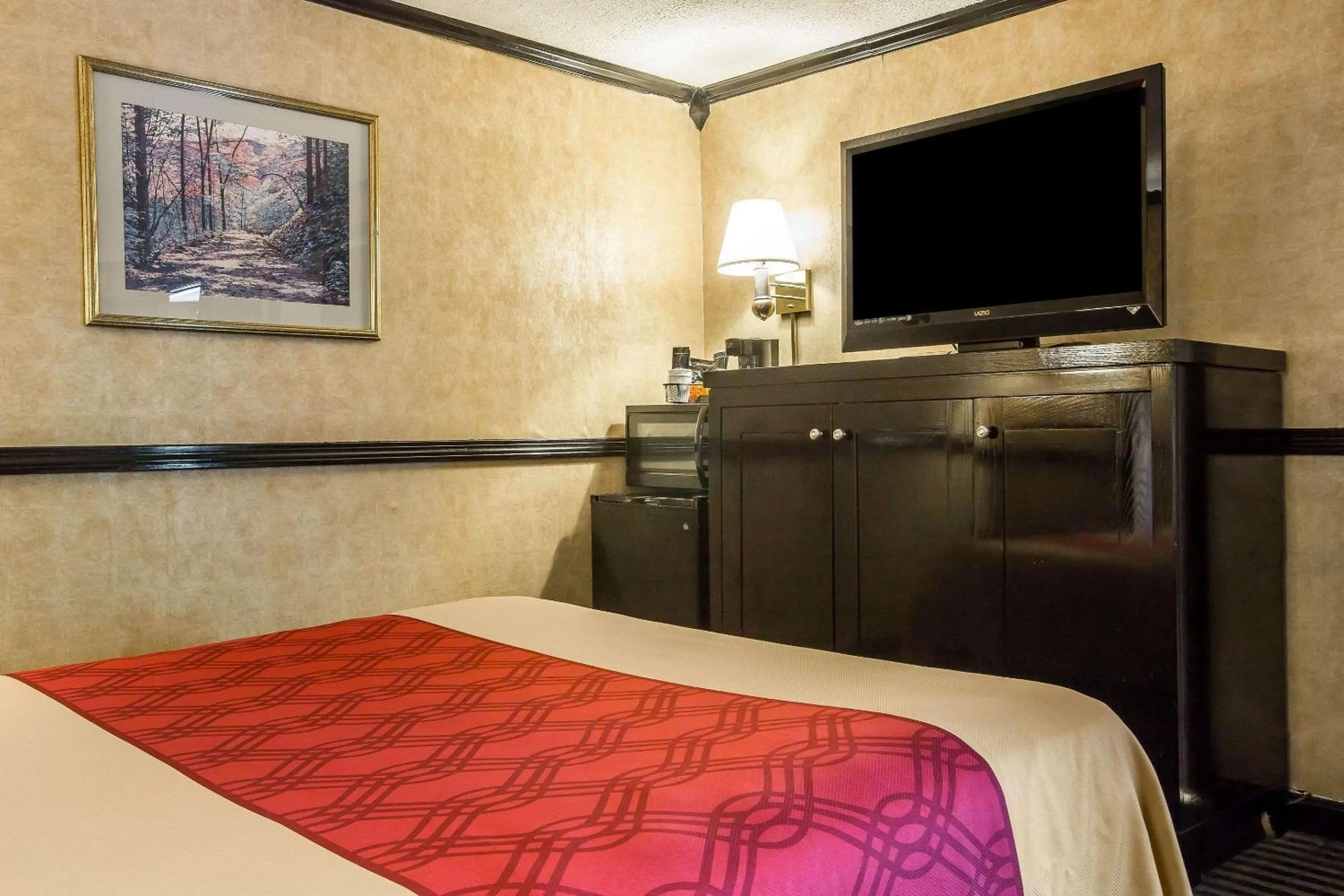 Photo of the whole room, TV/Entertainment Center in Econo Lodge Montpelier I-89