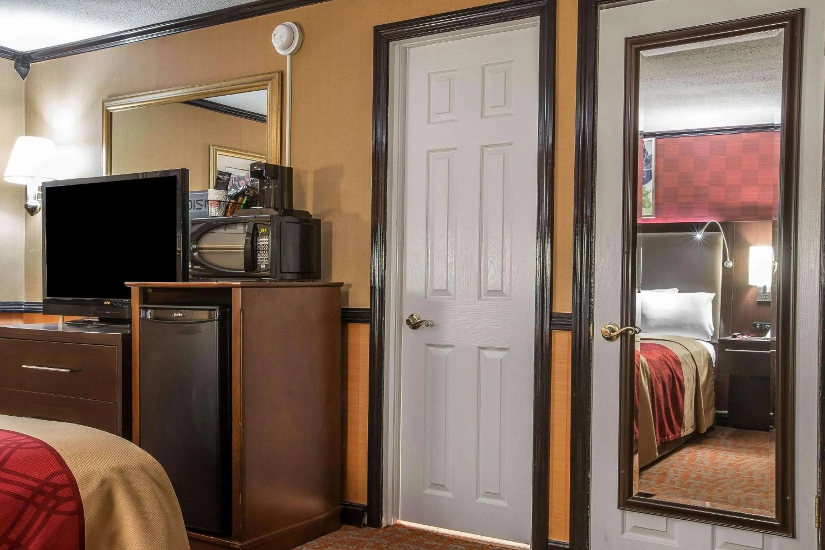 Photo of the whole room, TV/Entertainment Center in Econo Lodge Montpelier I-89