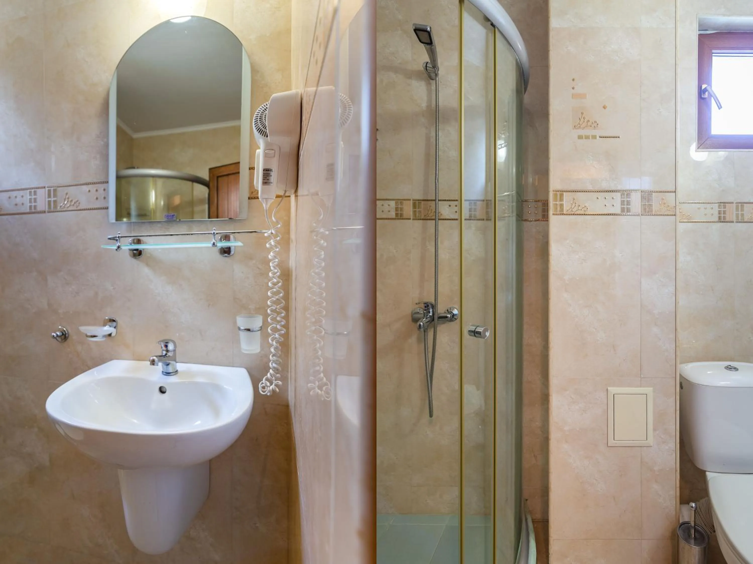 Toilet in Hotel Zeus