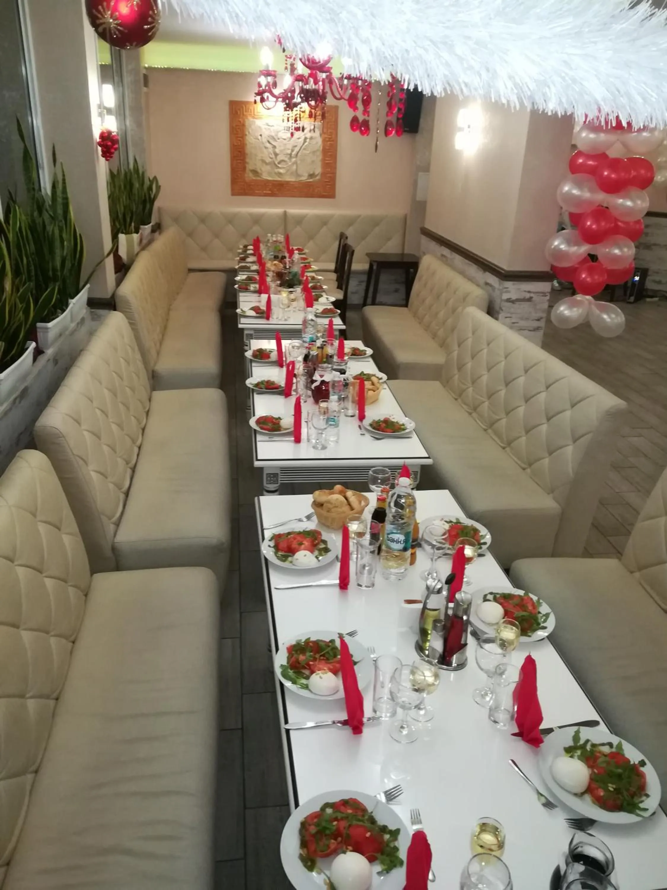 Restaurant/places to eat in Hotel Zeus