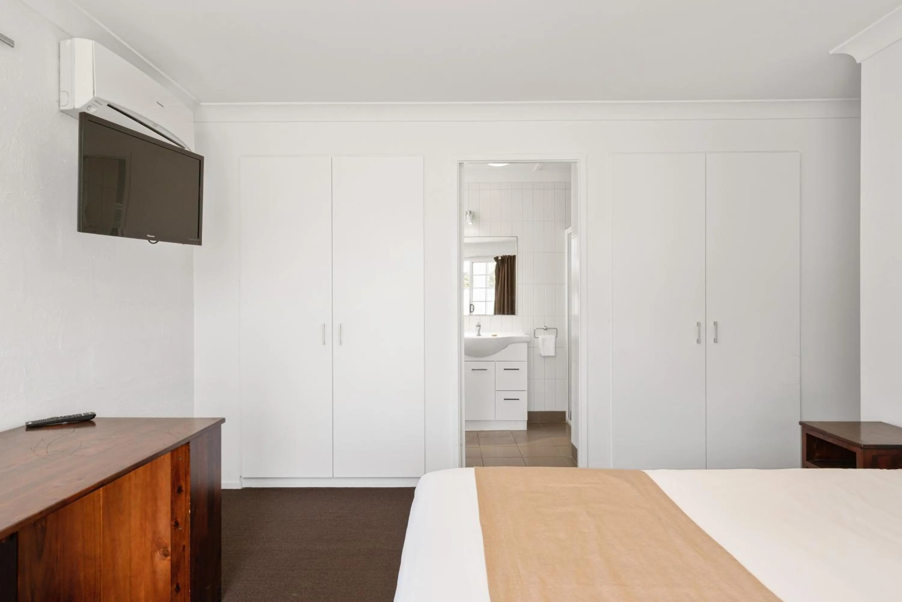Bathroom, Bed in Wollongbar Motel