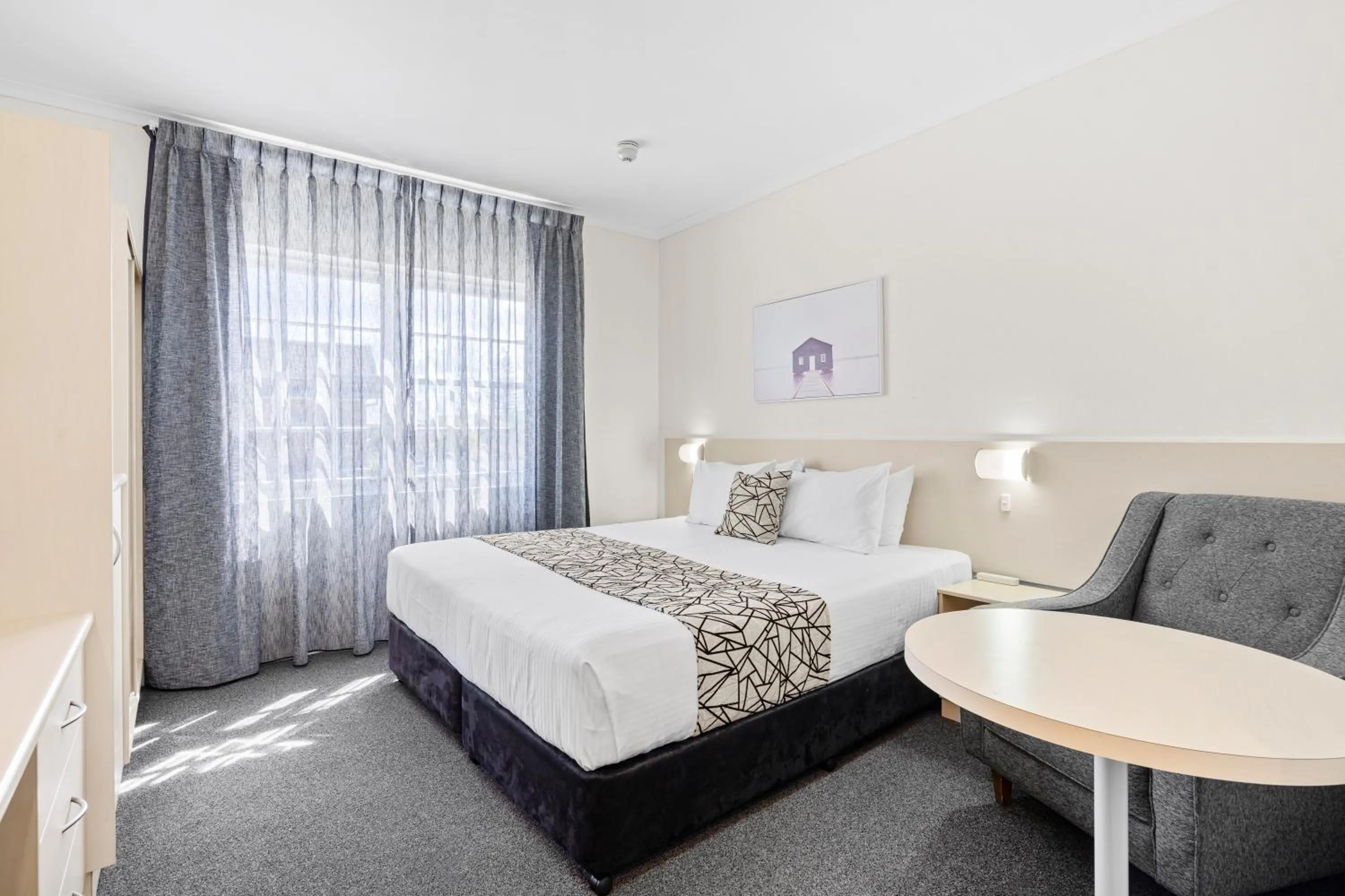 Seating area, Bed in Comfort Inn All Seasons