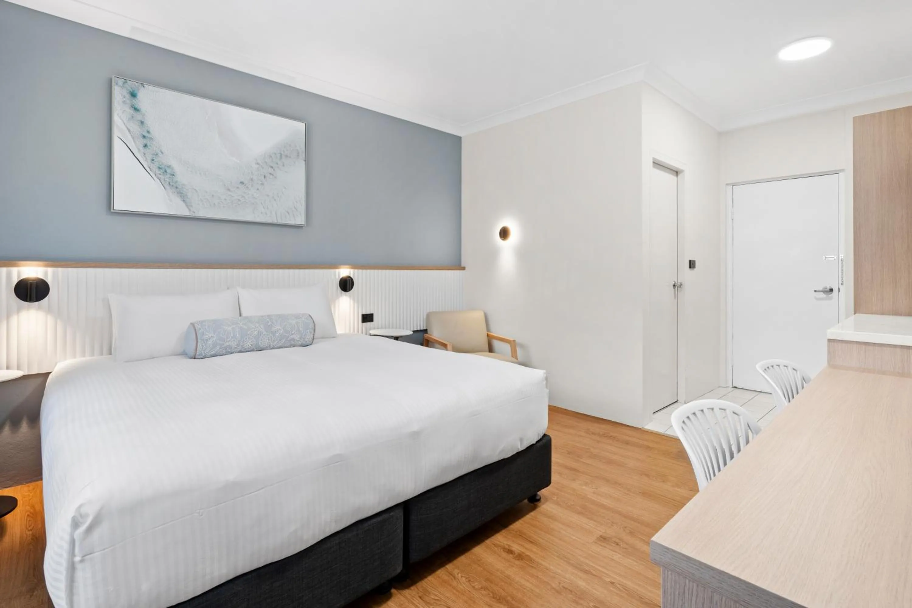 Bed in Comfort Inn All Seasons