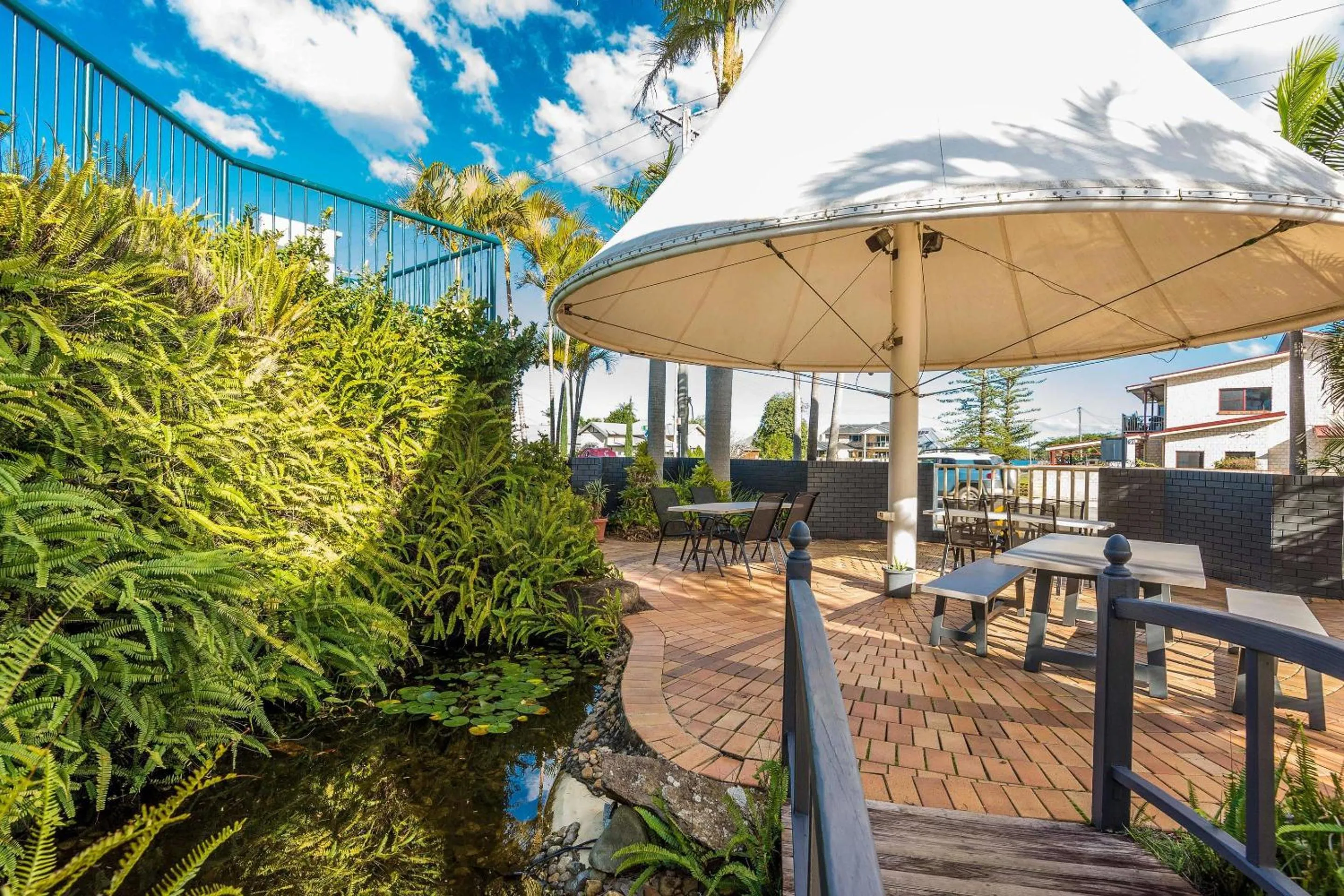 Swimming pool in Comfort Inn All Seasons