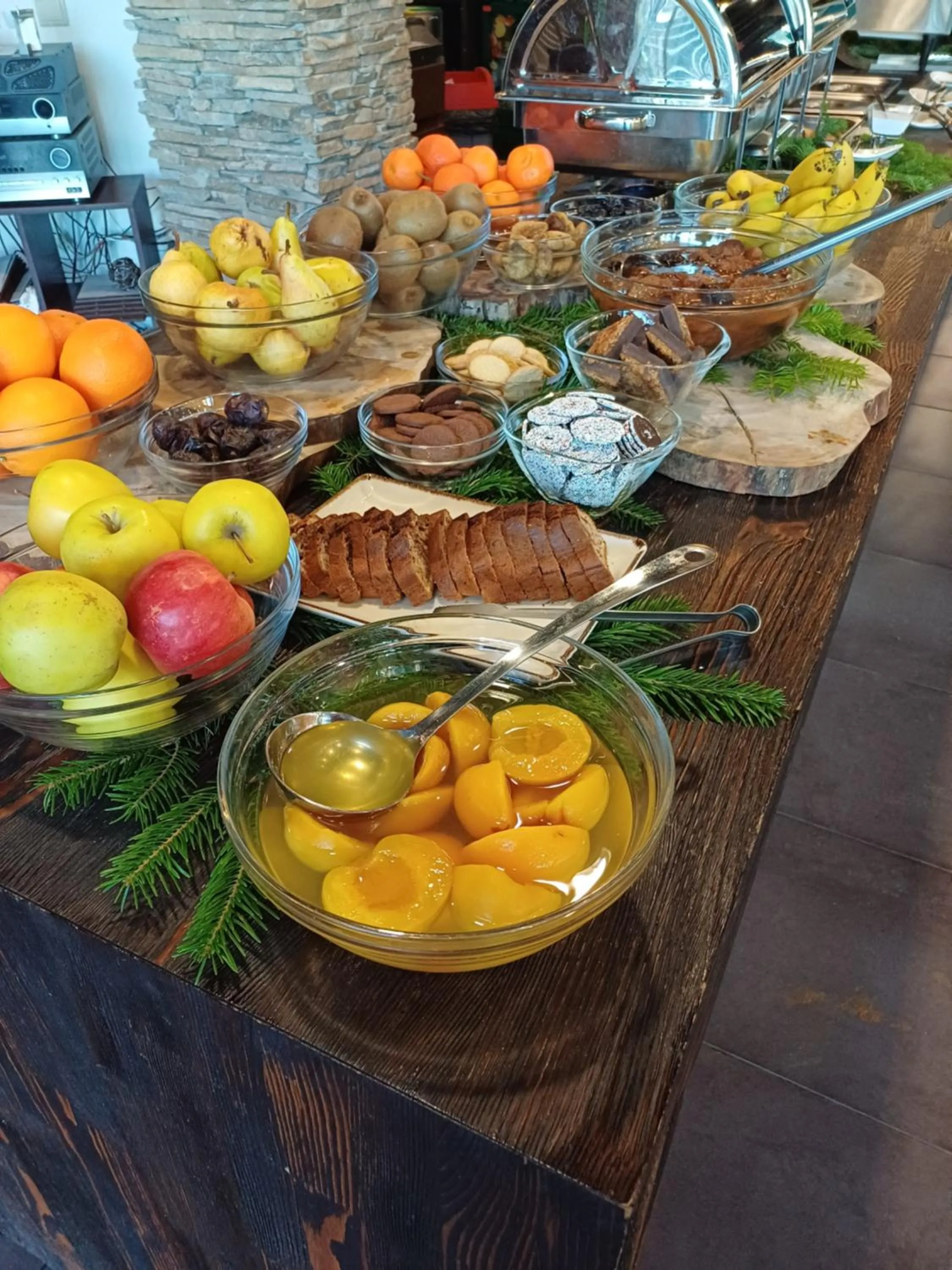 Restaurant/places to eat in Local Stay Hotel, BW Signature Collection