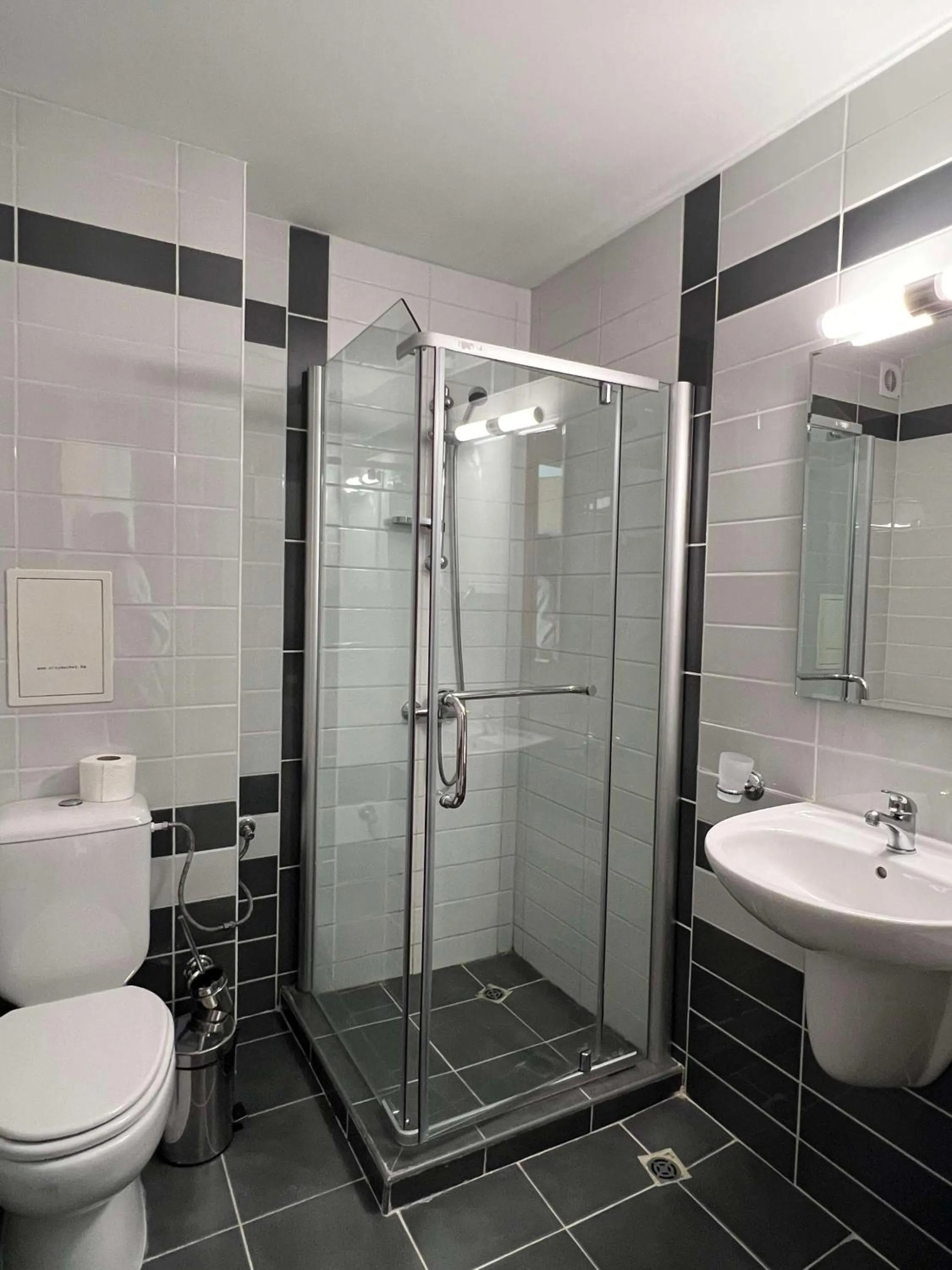 Bathroom in Local Stay Hotel, BW Signature Collection