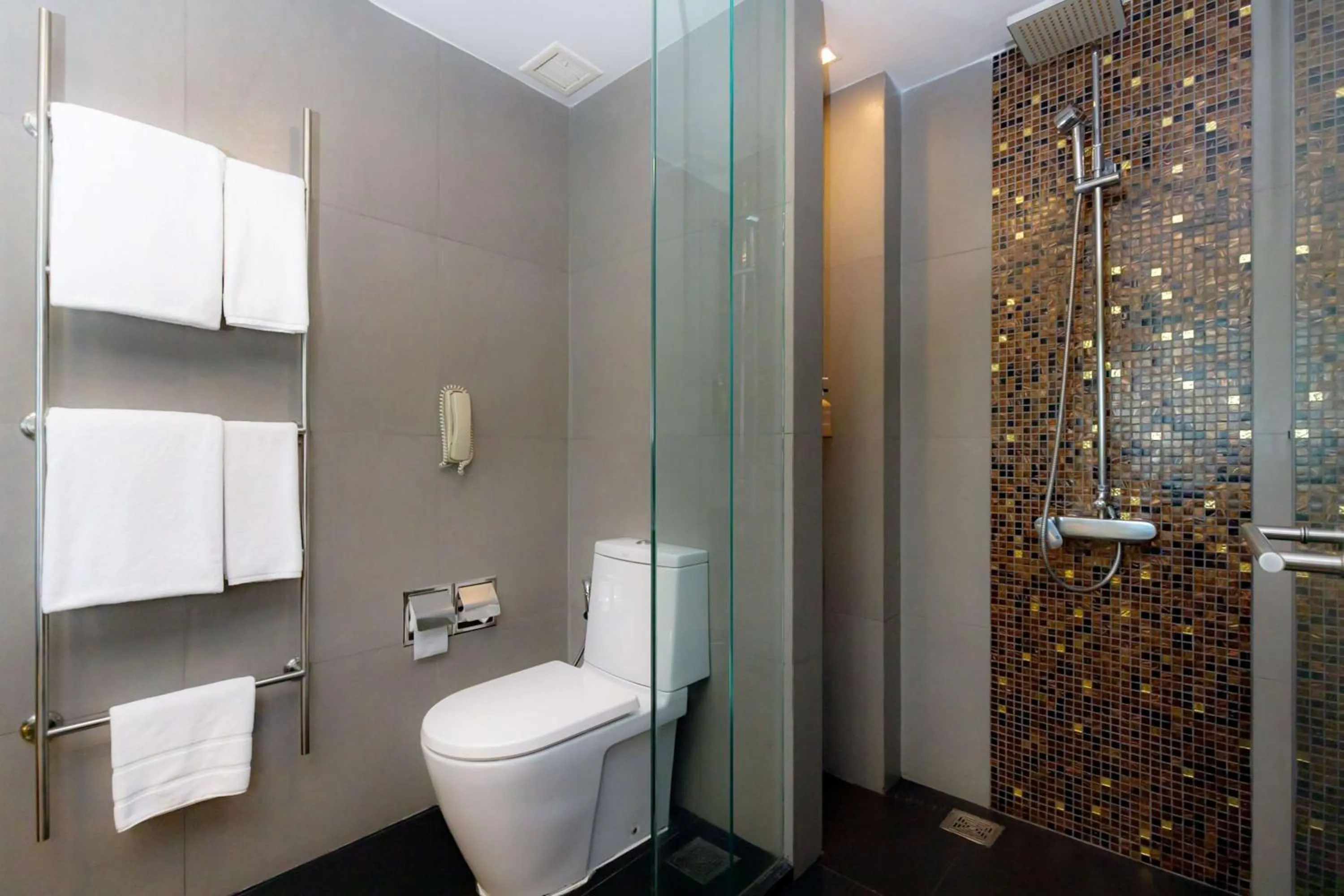 Bathroom in Park Plaza Bangkok Soi 18