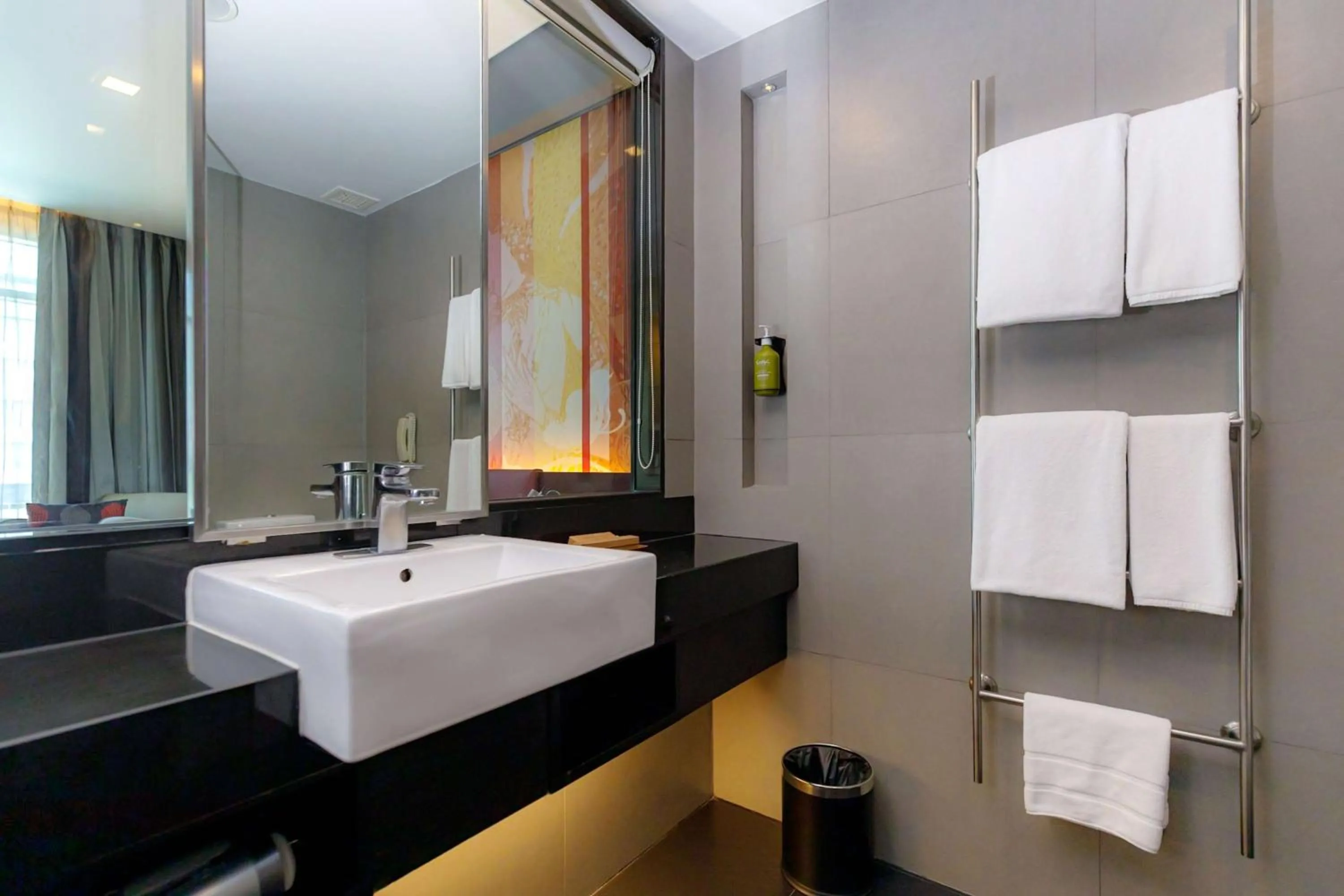 Bathroom in Park Plaza Bangkok Soi 18
