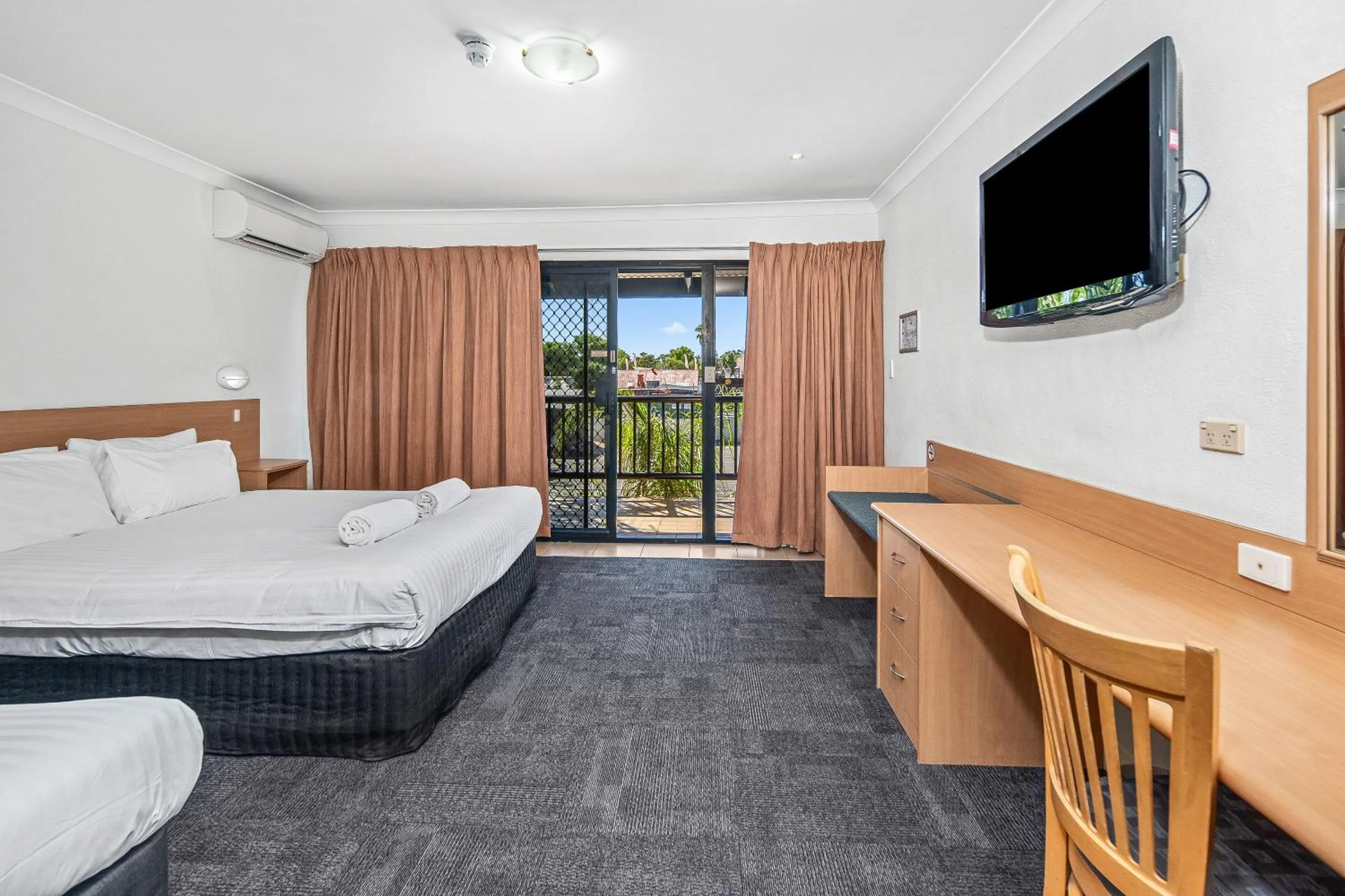 Bed in Diplomat Hotel Alice Springs