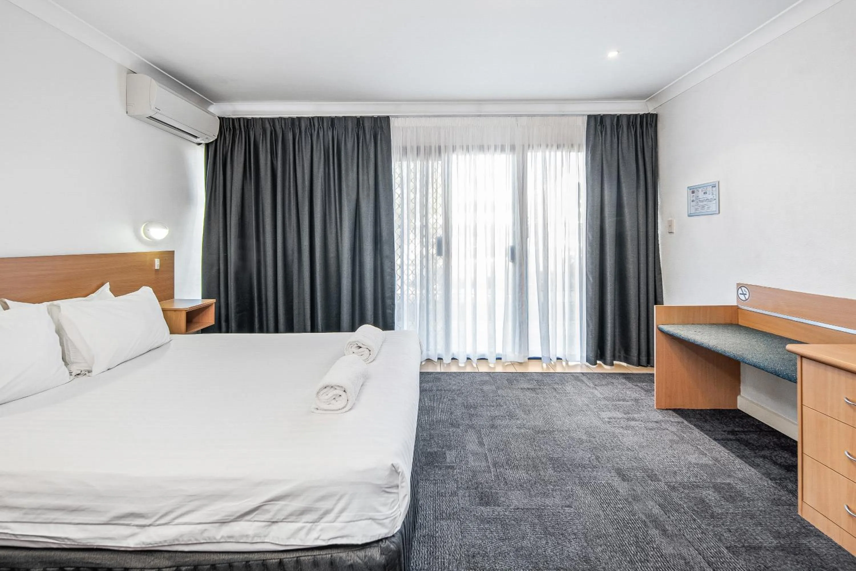 Bed in Diplomat Hotel Alice Springs