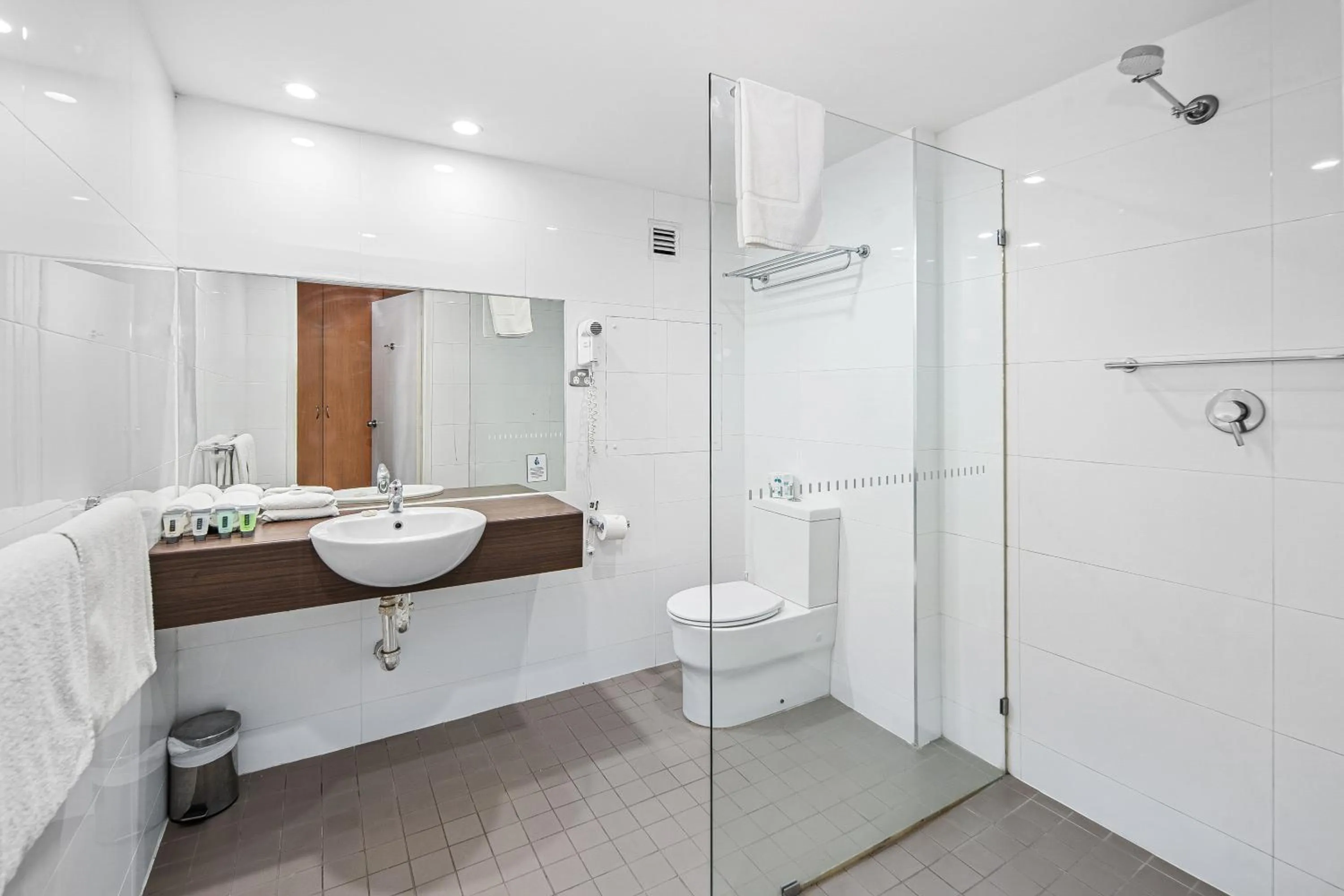 Shower in Diplomat Hotel Alice Springs