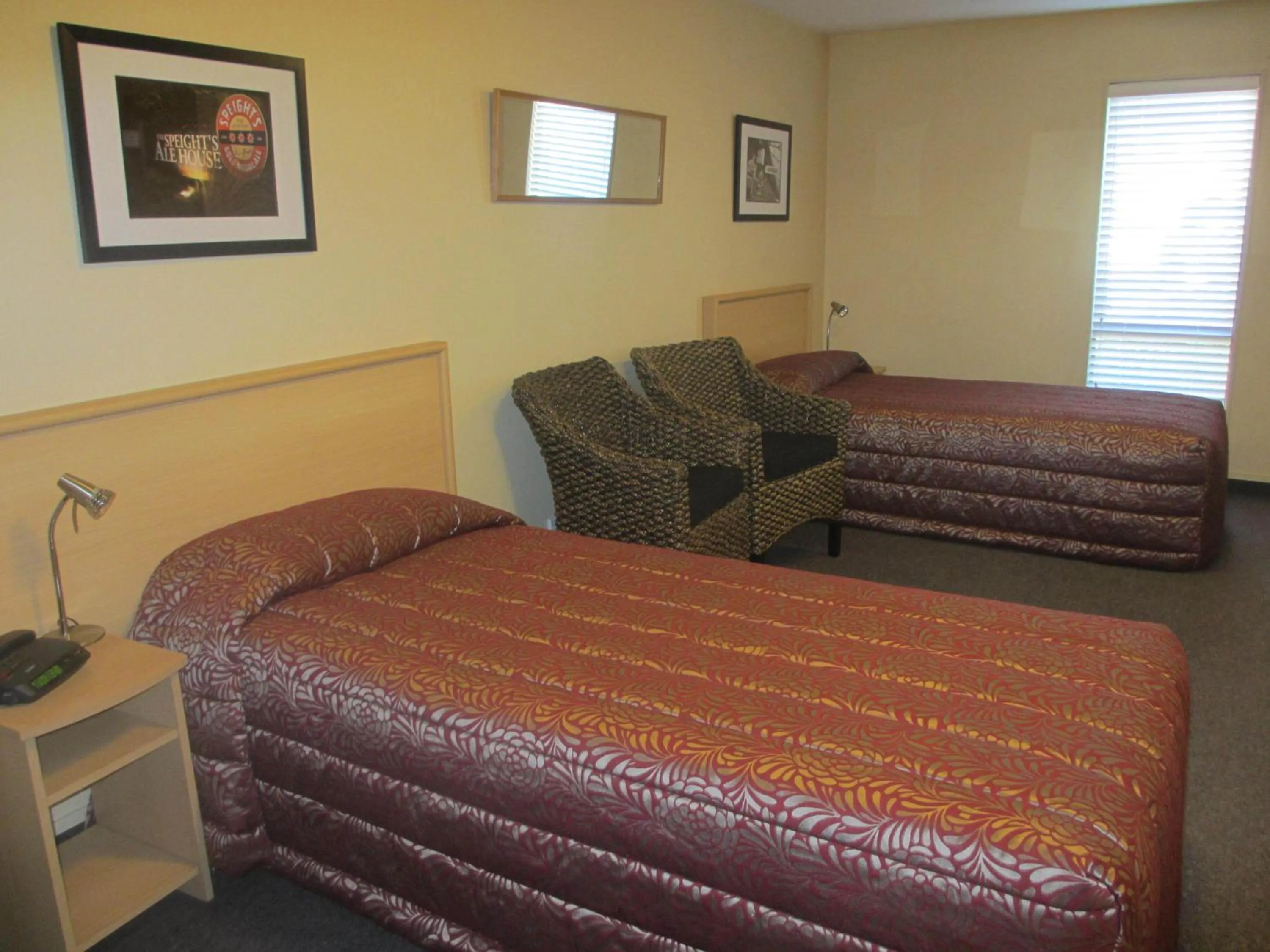 Bedroom in Alhambra Oaks Motor Lodge