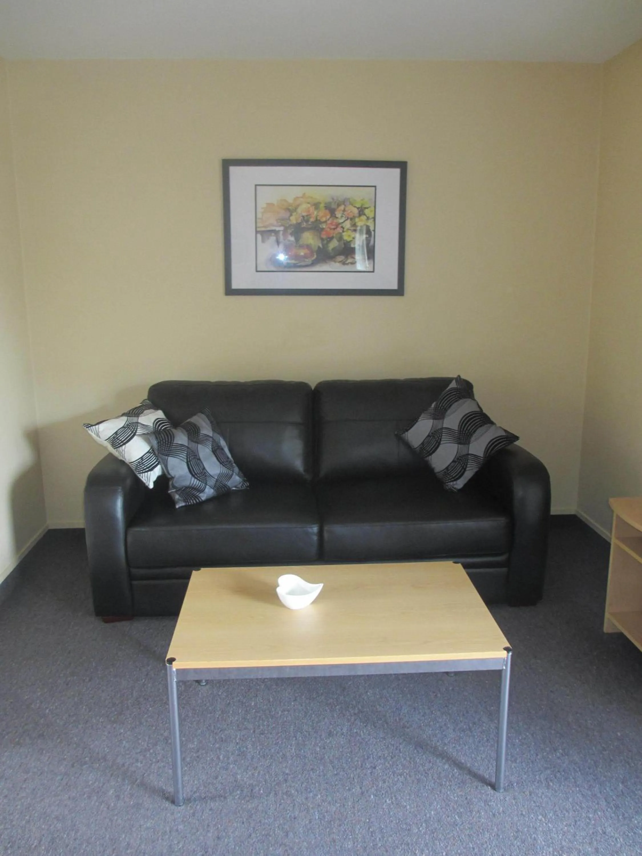 Seating area in Alhambra Oaks Motor Lodge