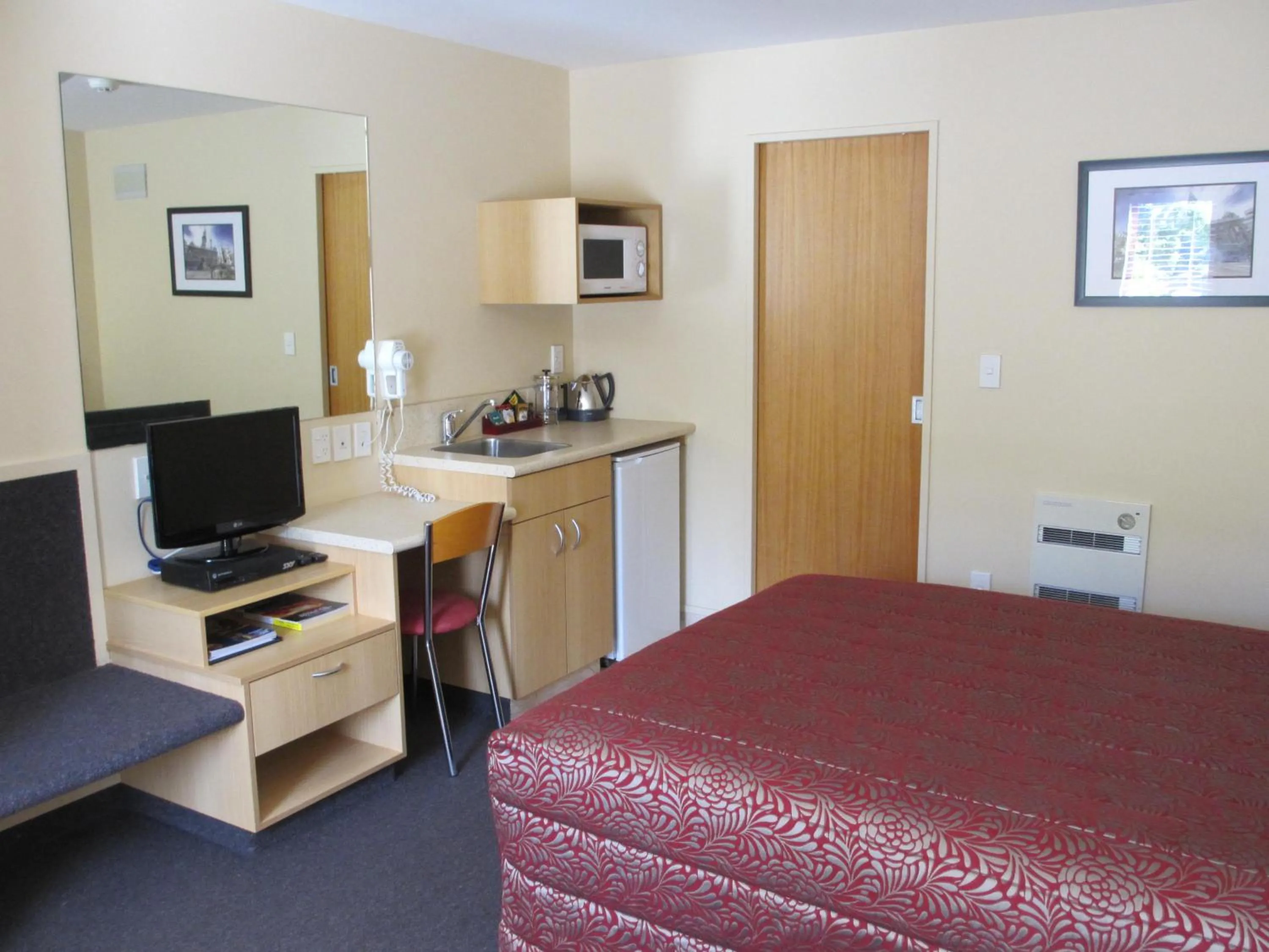 Photo of the whole room, Bed in Alhambra Oaks Motor Lodge