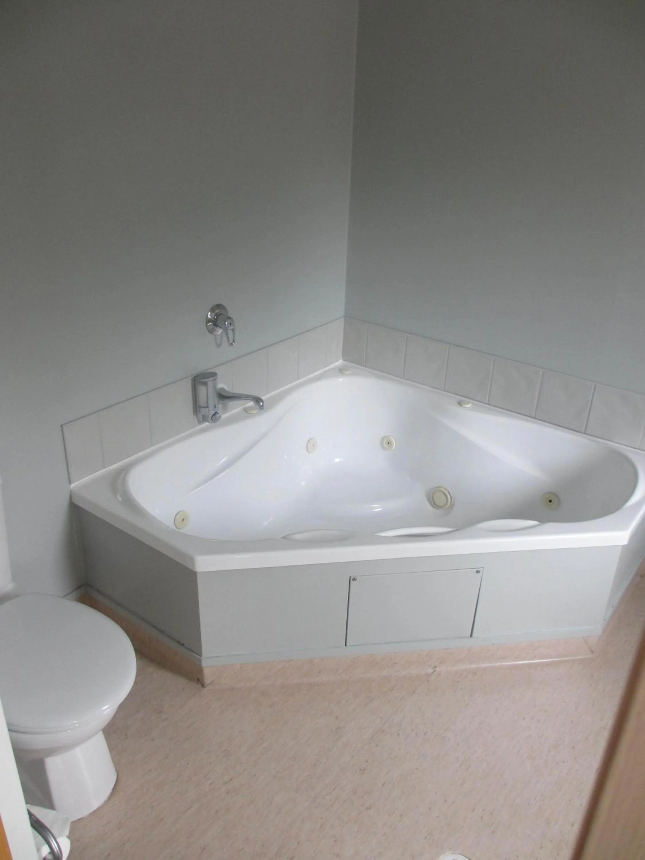 Bathroom in Alhambra Oaks Motor Lodge