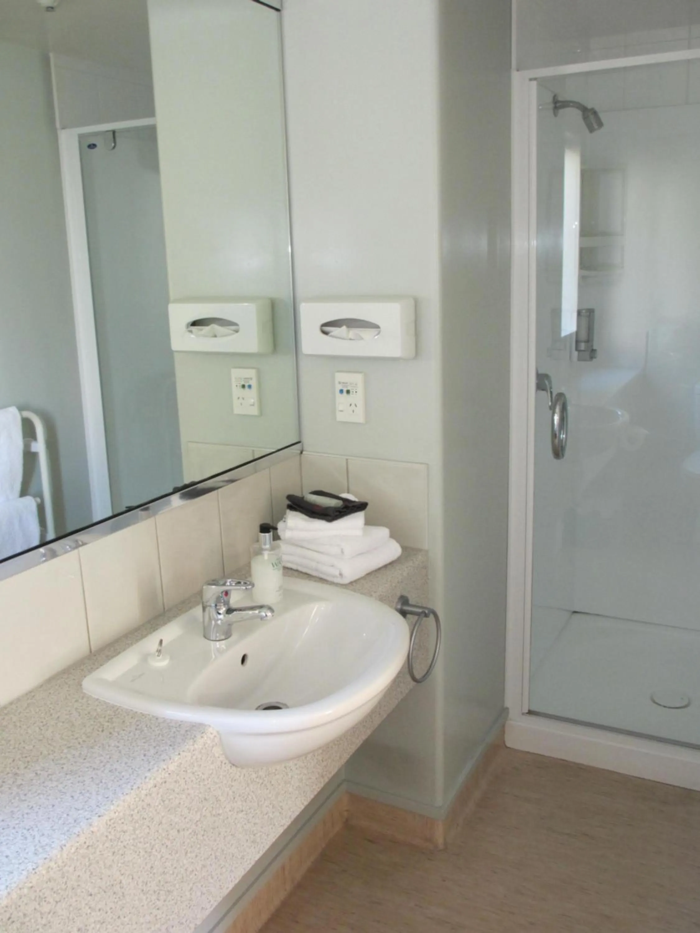 Bathroom in Alhambra Oaks Motor Lodge