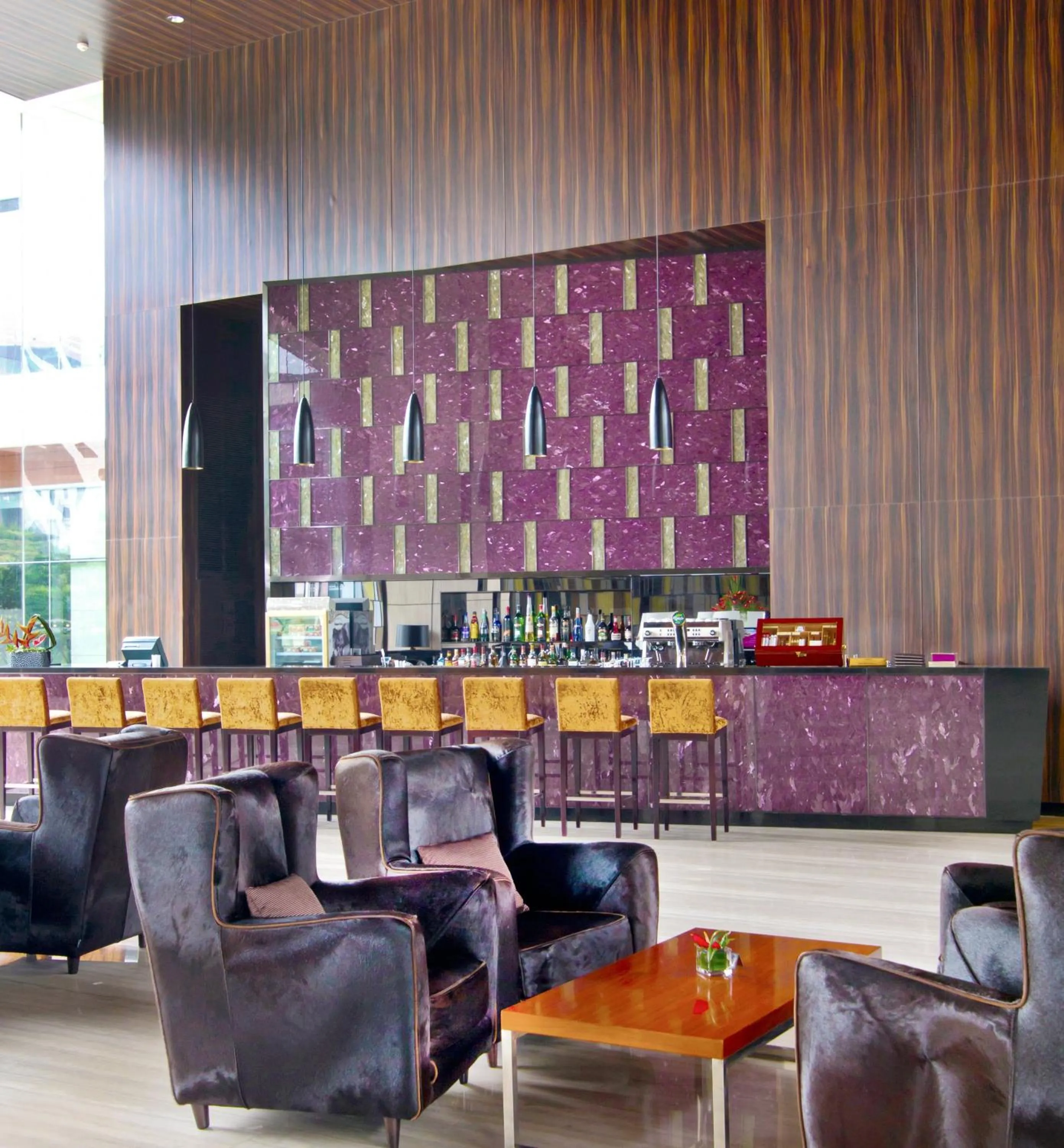 Lounge or bar in Crowne Plaza Guangzhou Huadu by IHG