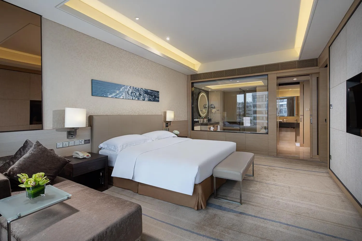 Photo of the whole room, Bed in Crowne Plaza Guangzhou Huadu by IHG