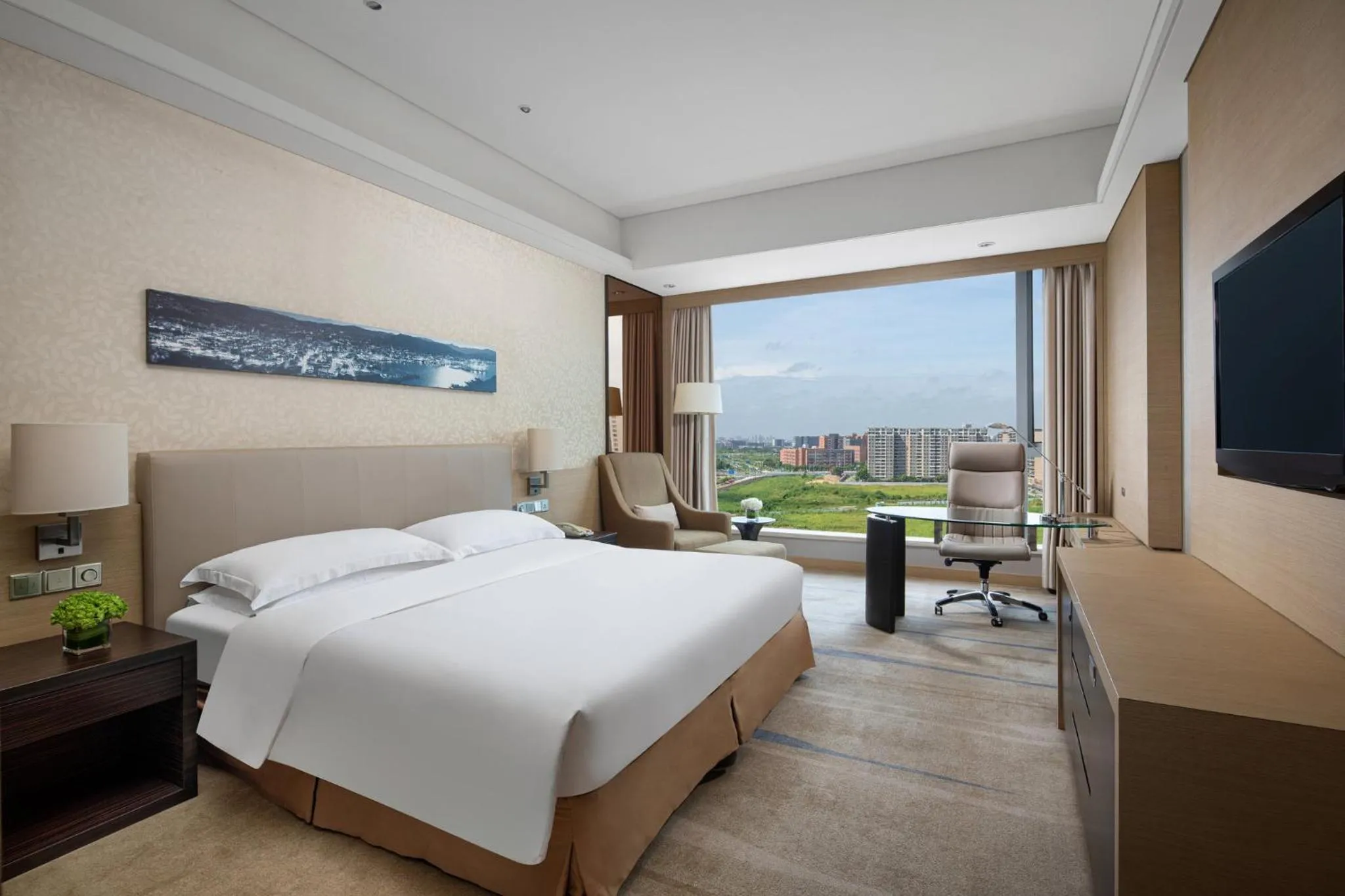 Photo of the whole room, Bed in Crowne Plaza Guangzhou Huadu by IHG