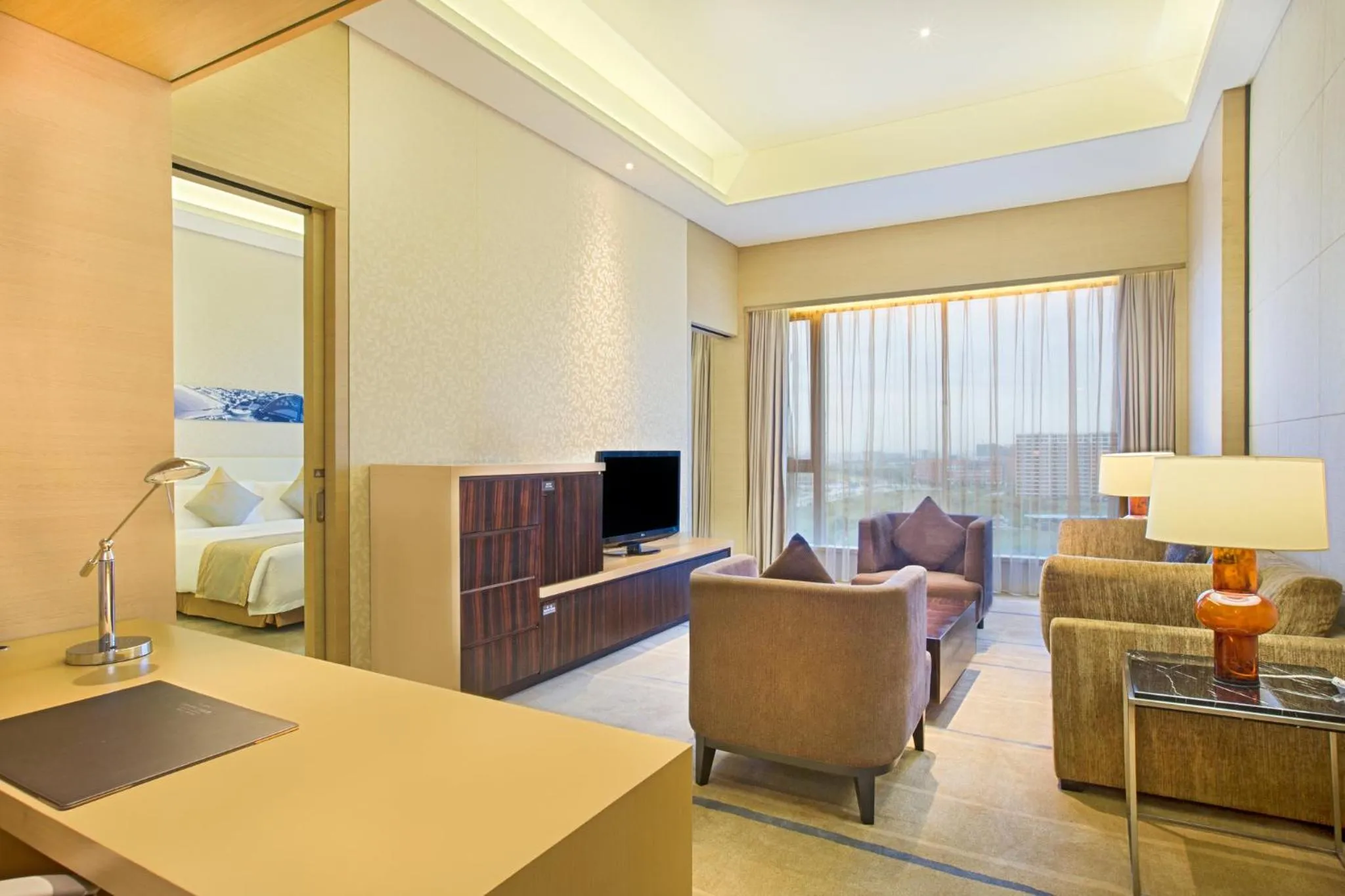 Photo of the whole room, Bed in Crowne Plaza Guangzhou Huadu by IHG