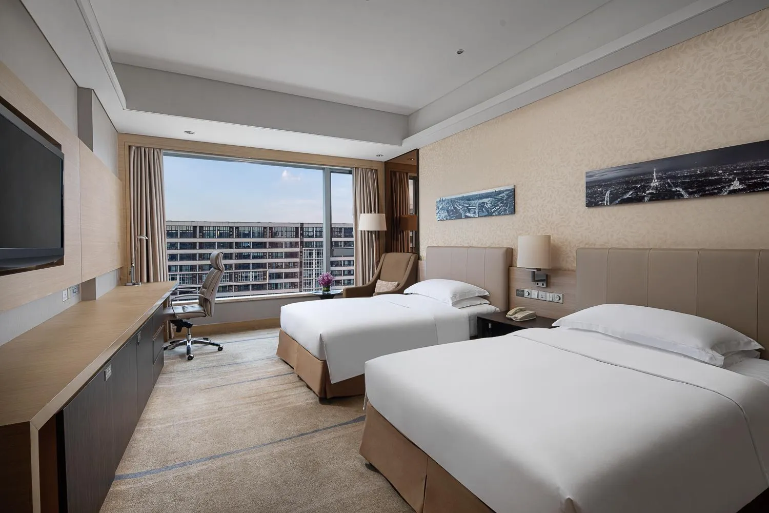 Photo of the whole room, Bed in Crowne Plaza Guangzhou Huadu by IHG