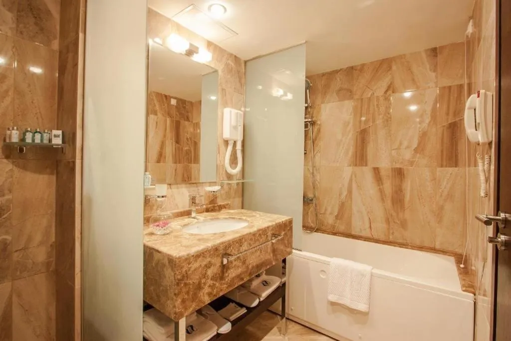 Shower, Bed in International Hotel Casino & Tower Suites