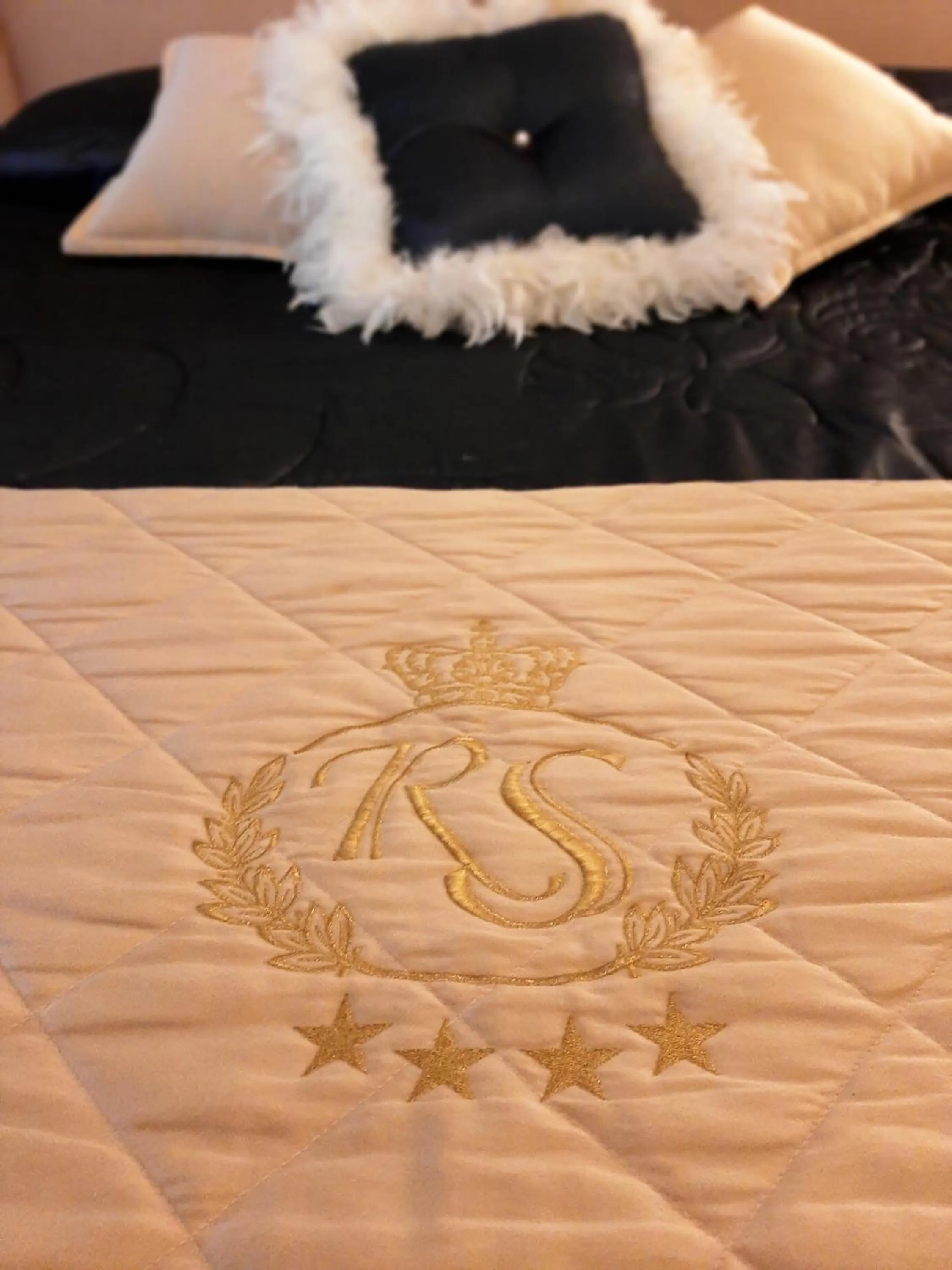 Decorative detail, Bed in Regina di Saba - Hotel Villa per ricevimenti