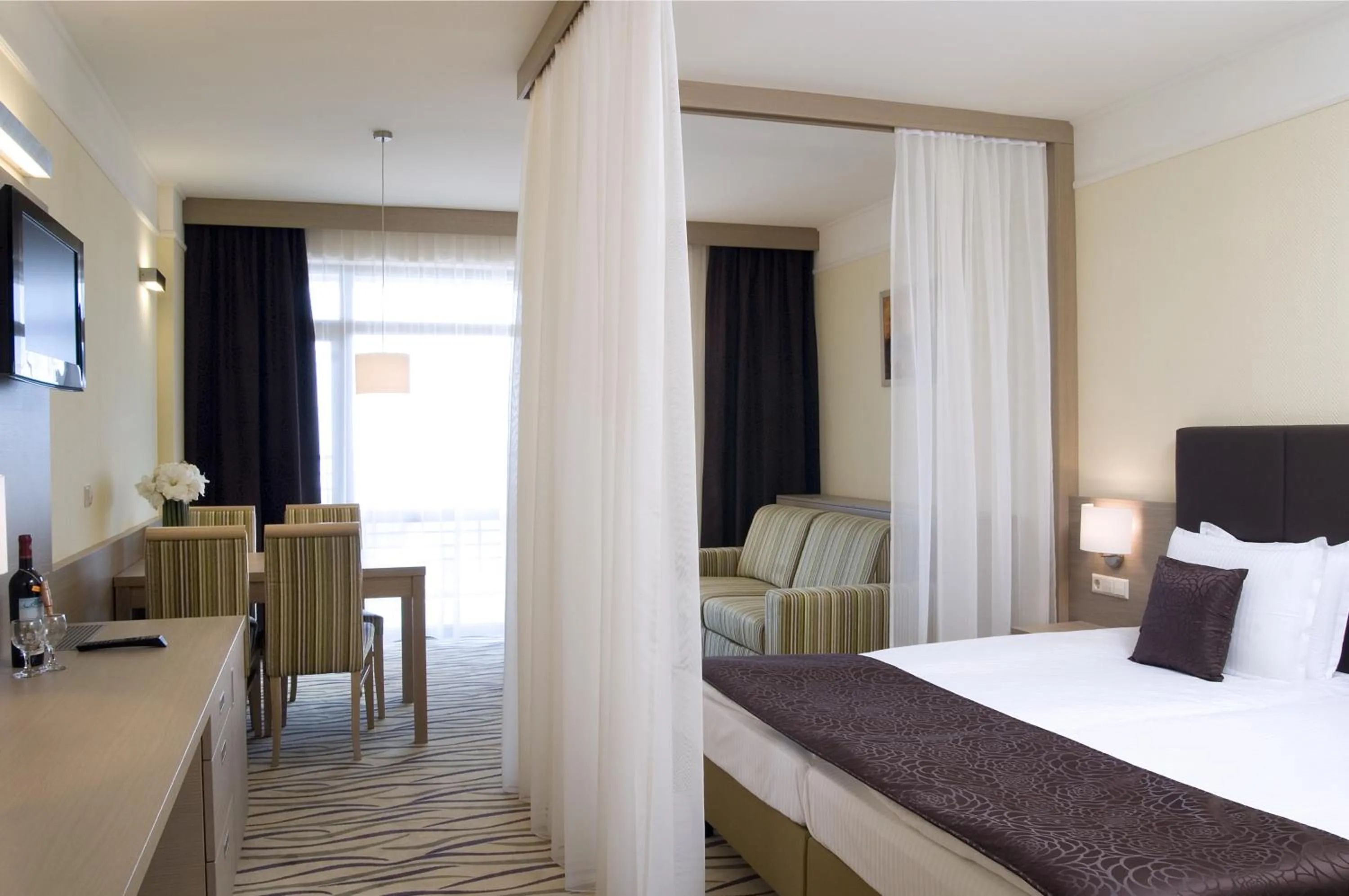 Bedroom, Bed in Flamingo Grand Hotel & Spa