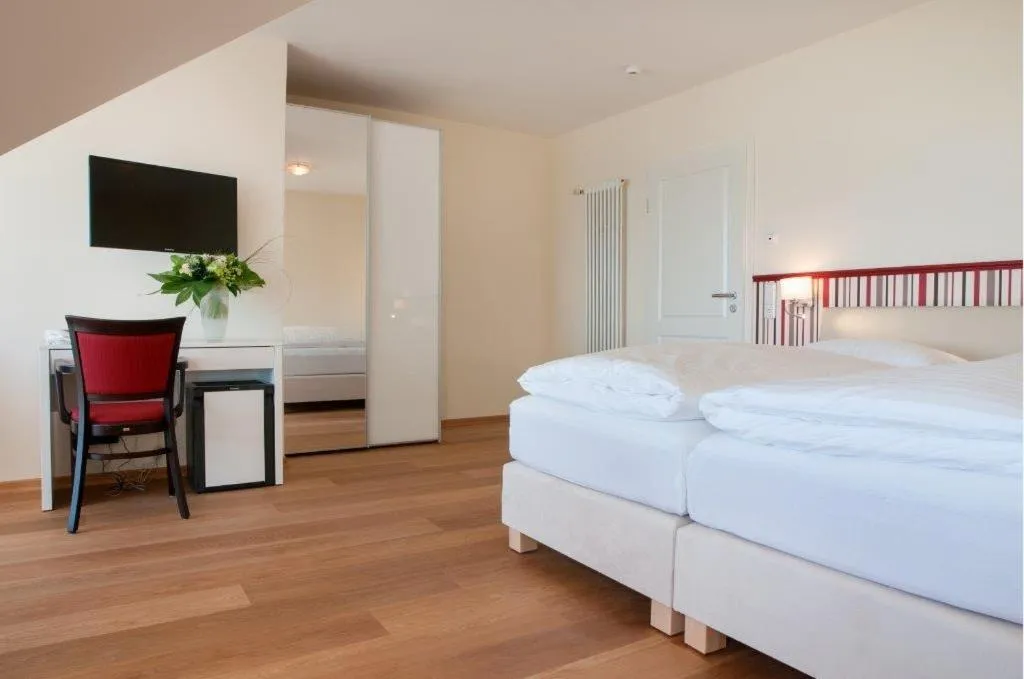 Bathroom, Bed in Hotel Haus am Meer