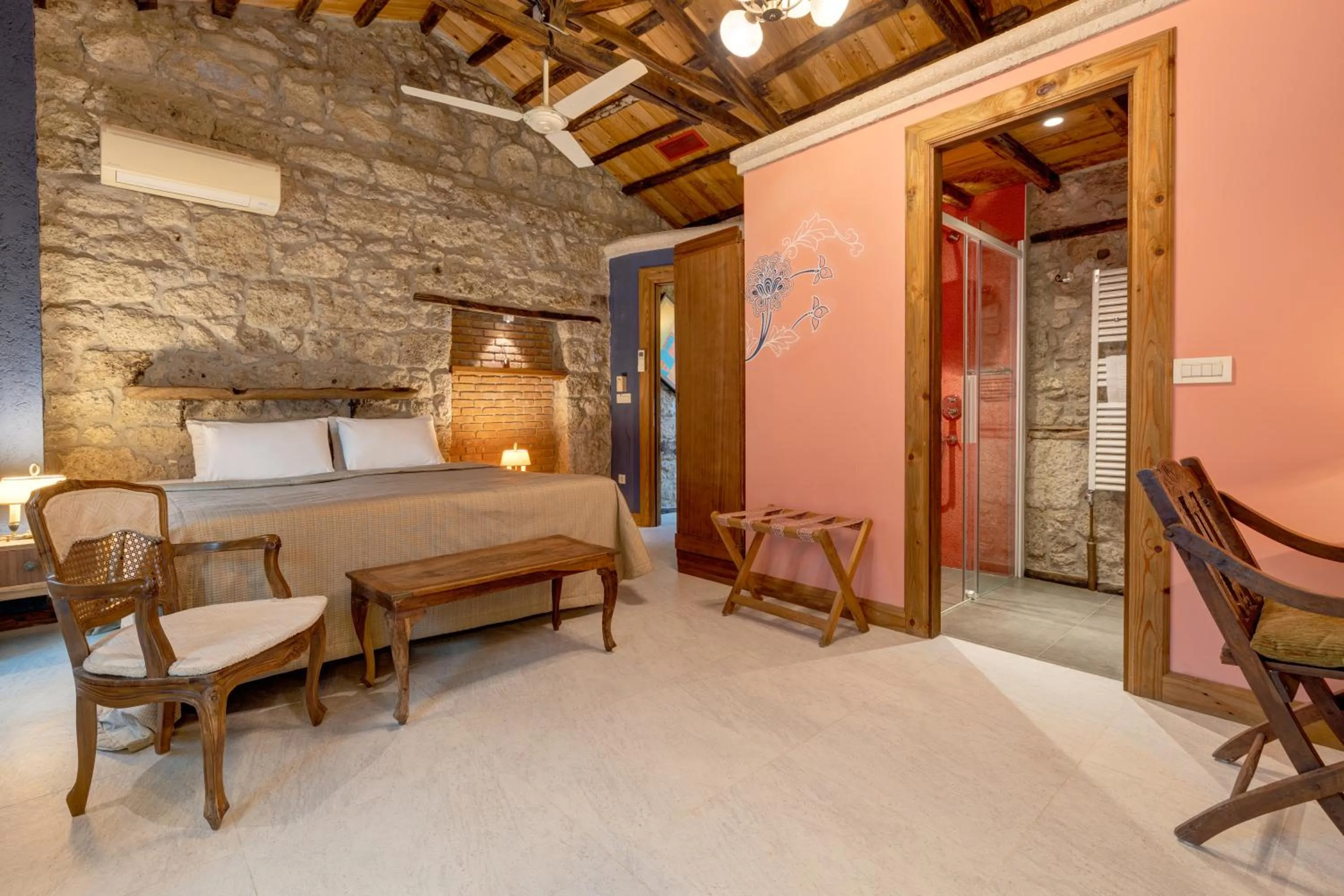 Photo of the whole room in Sakin Ev