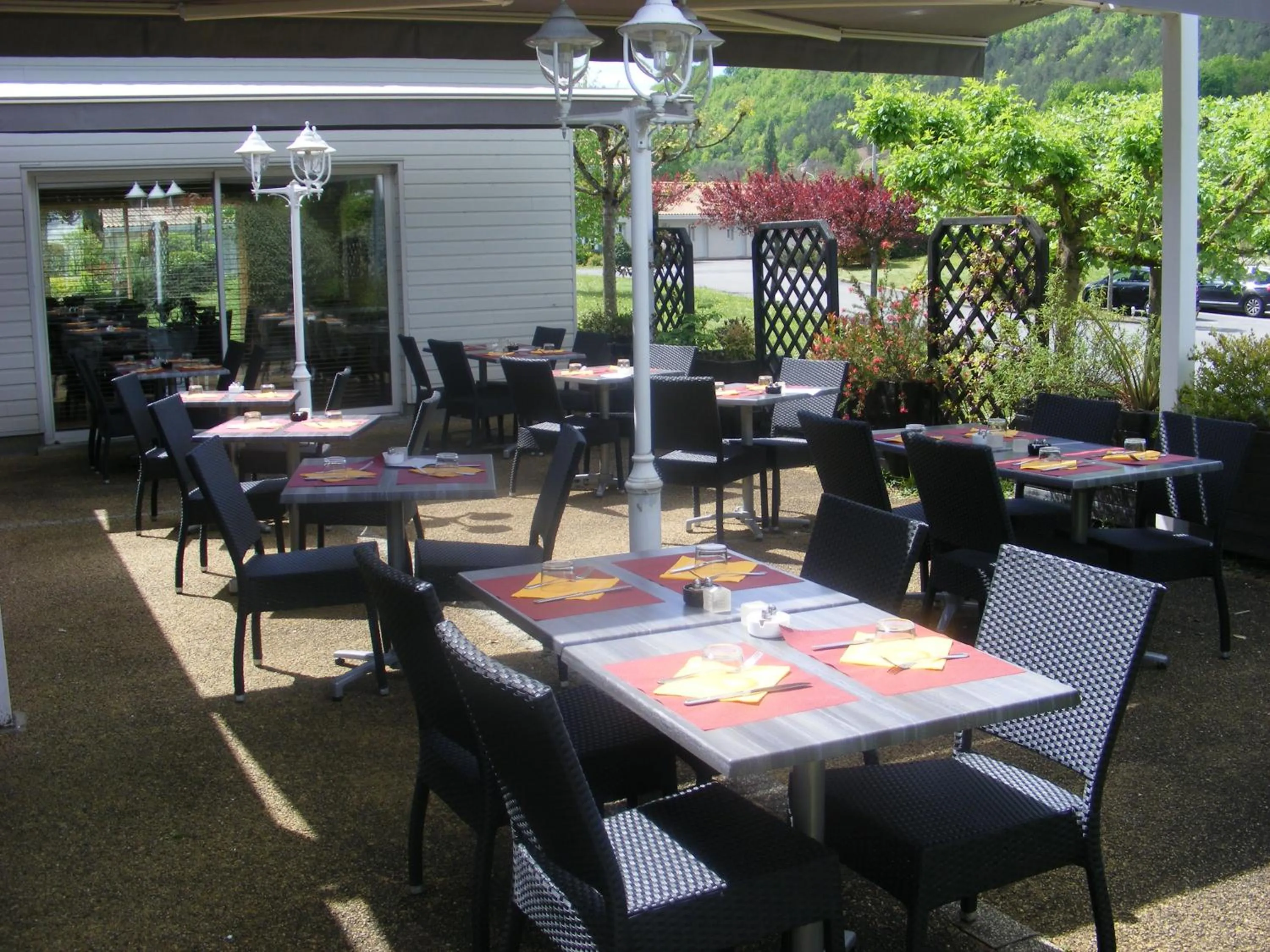 Patio in Hôtel Confort Le Moulin Rouge