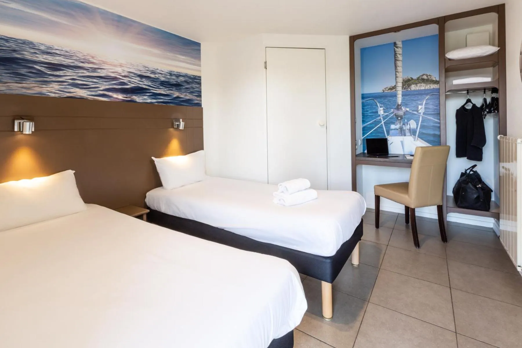 Bed in Hôtel Confort Le Moulin Rouge