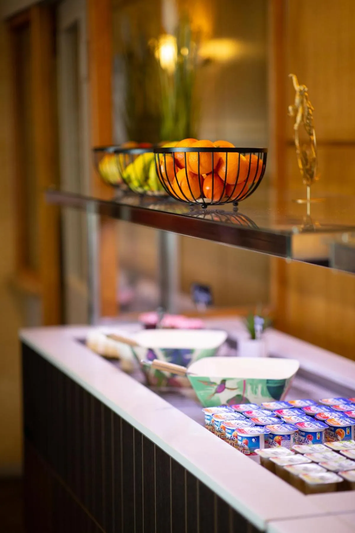 Breakfast in Hôtel Confort Le Moulin Rouge