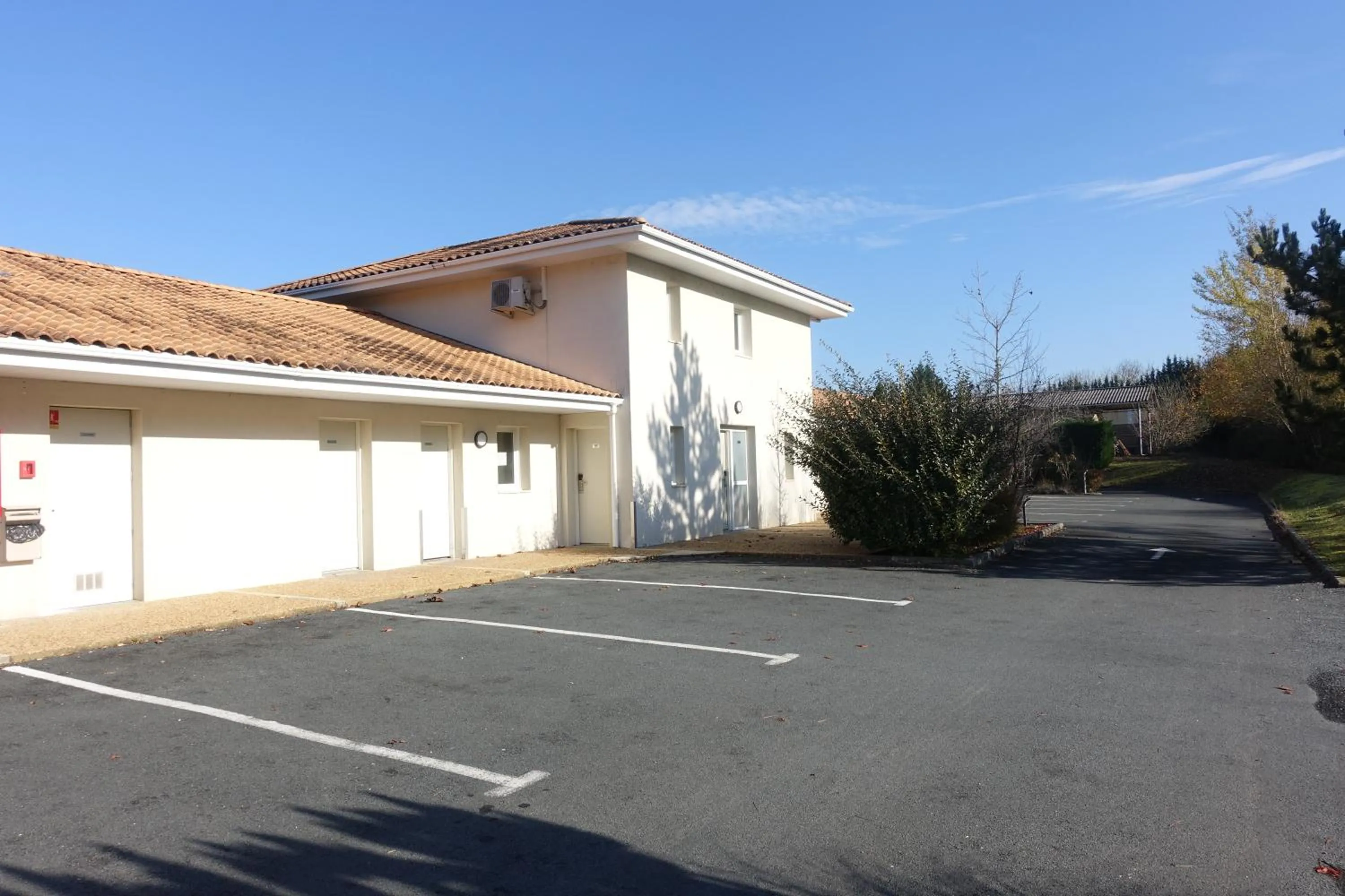 Parking in Hôtel Confort Le Moulin Rouge